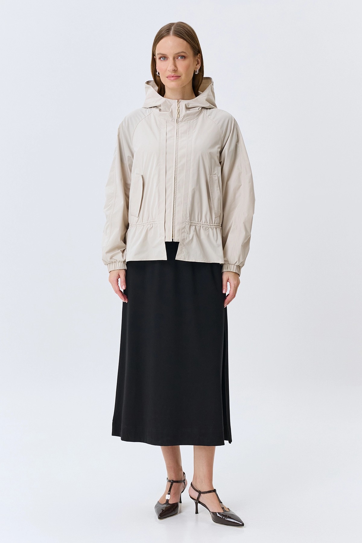 Легкая ветровка с капюшоном, 44