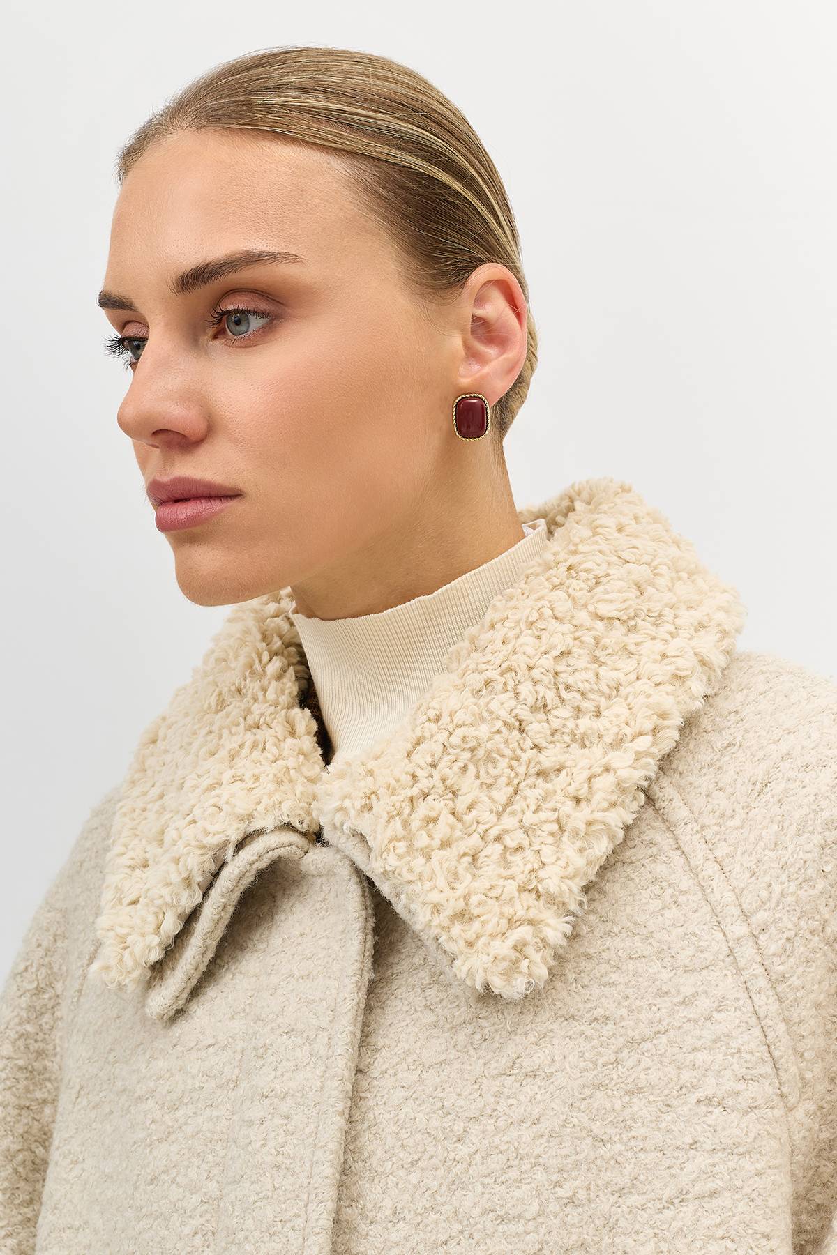 Лимитированная серия пальто с молочным палантином, 46