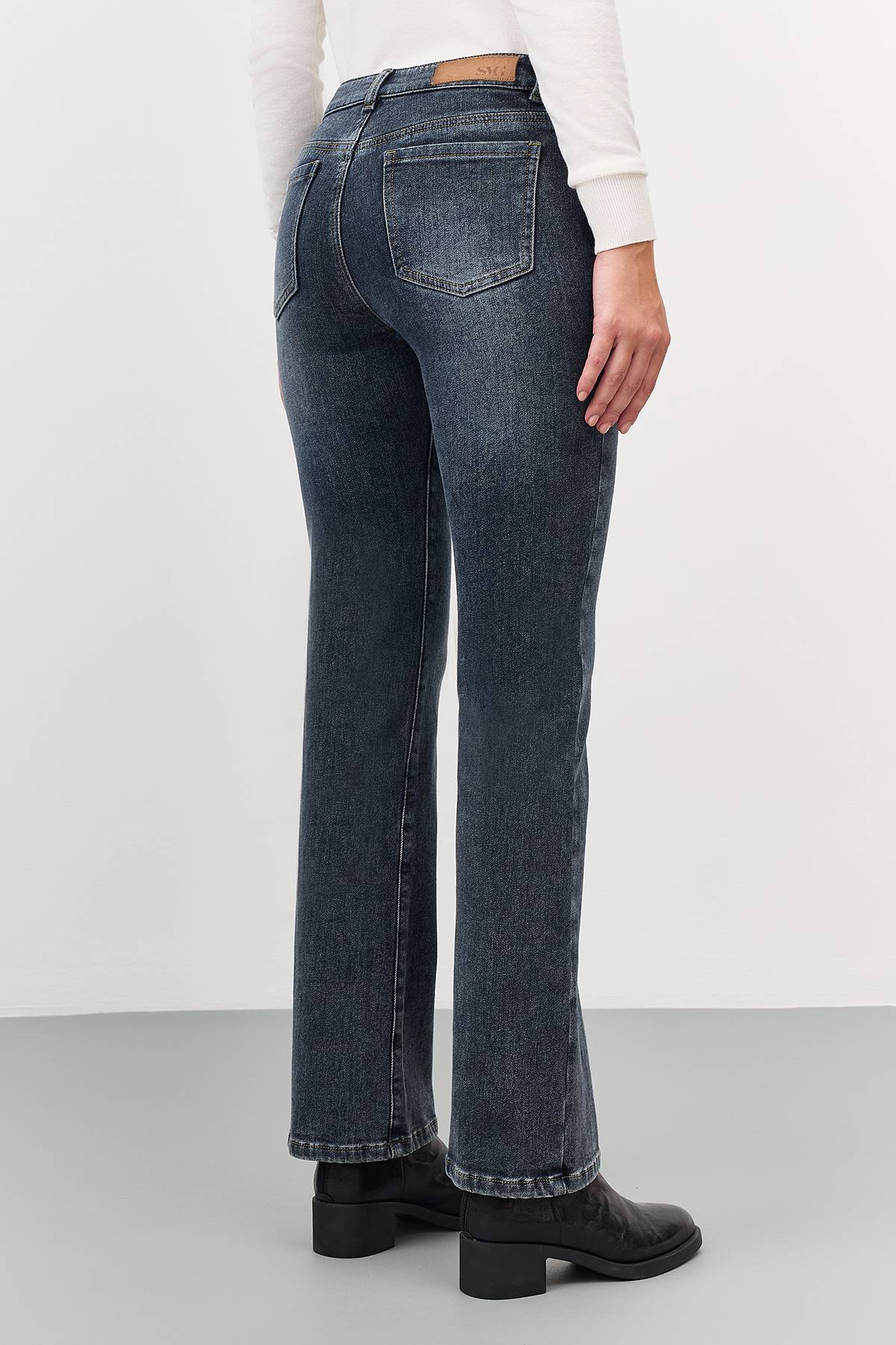 Джинсы прямого кроя со средней посадкой, 52