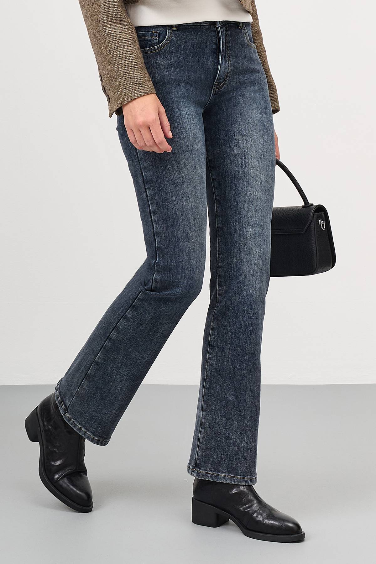 Джинсы прямого кроя со средней посадкой, 52