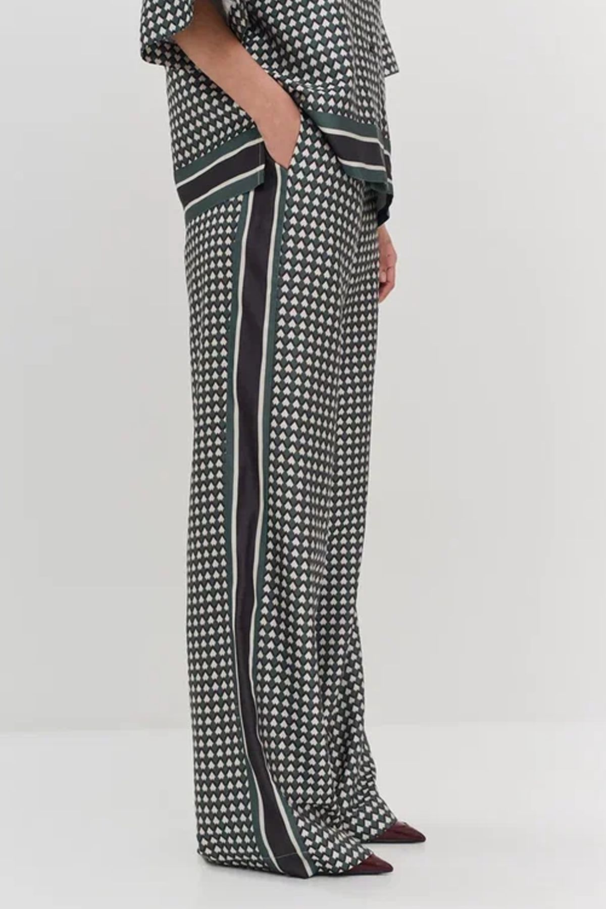 Брюки с геометрическим принтом и резинкой на талии, 52р