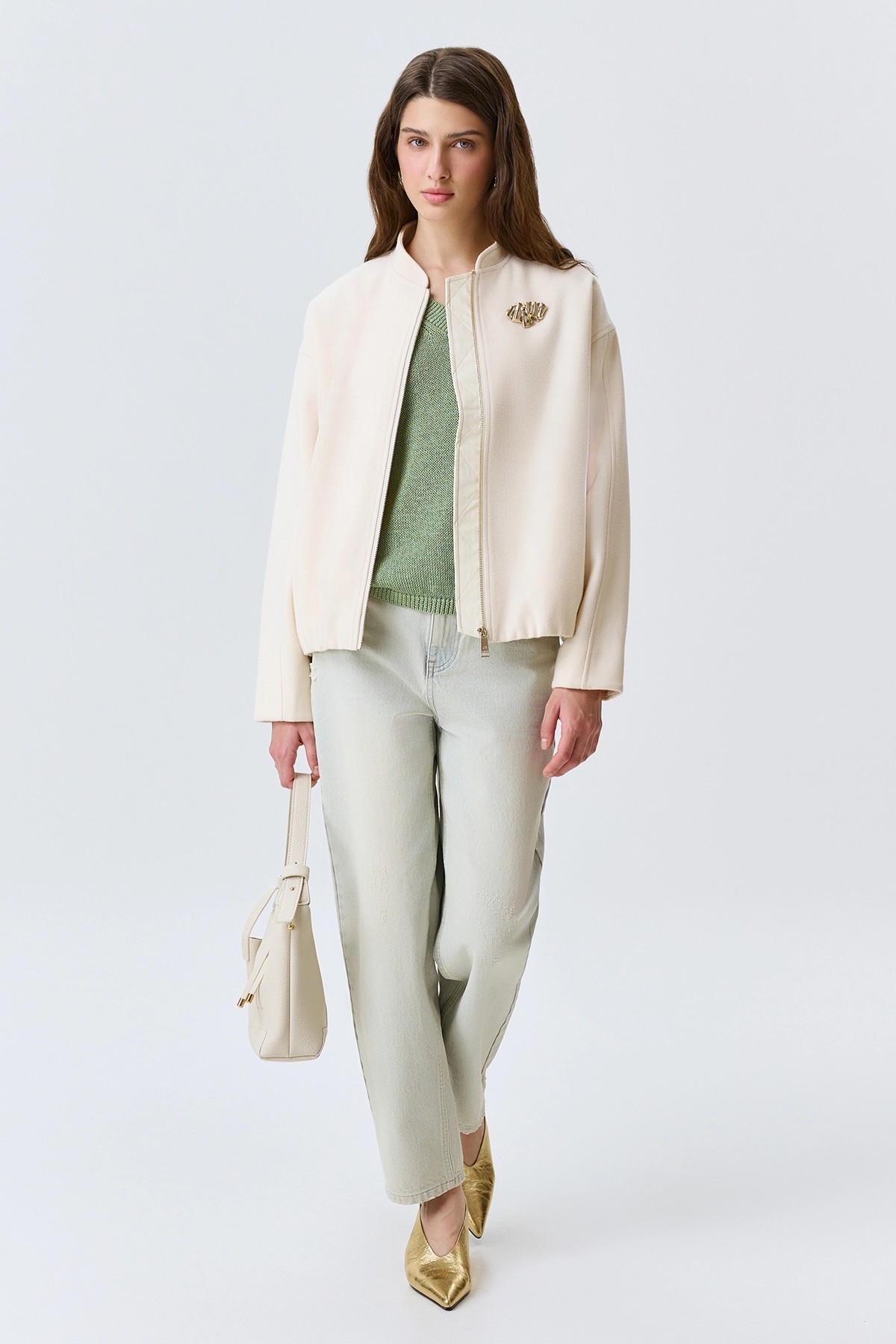 Oversize бомбер с акцентной брошью, 50