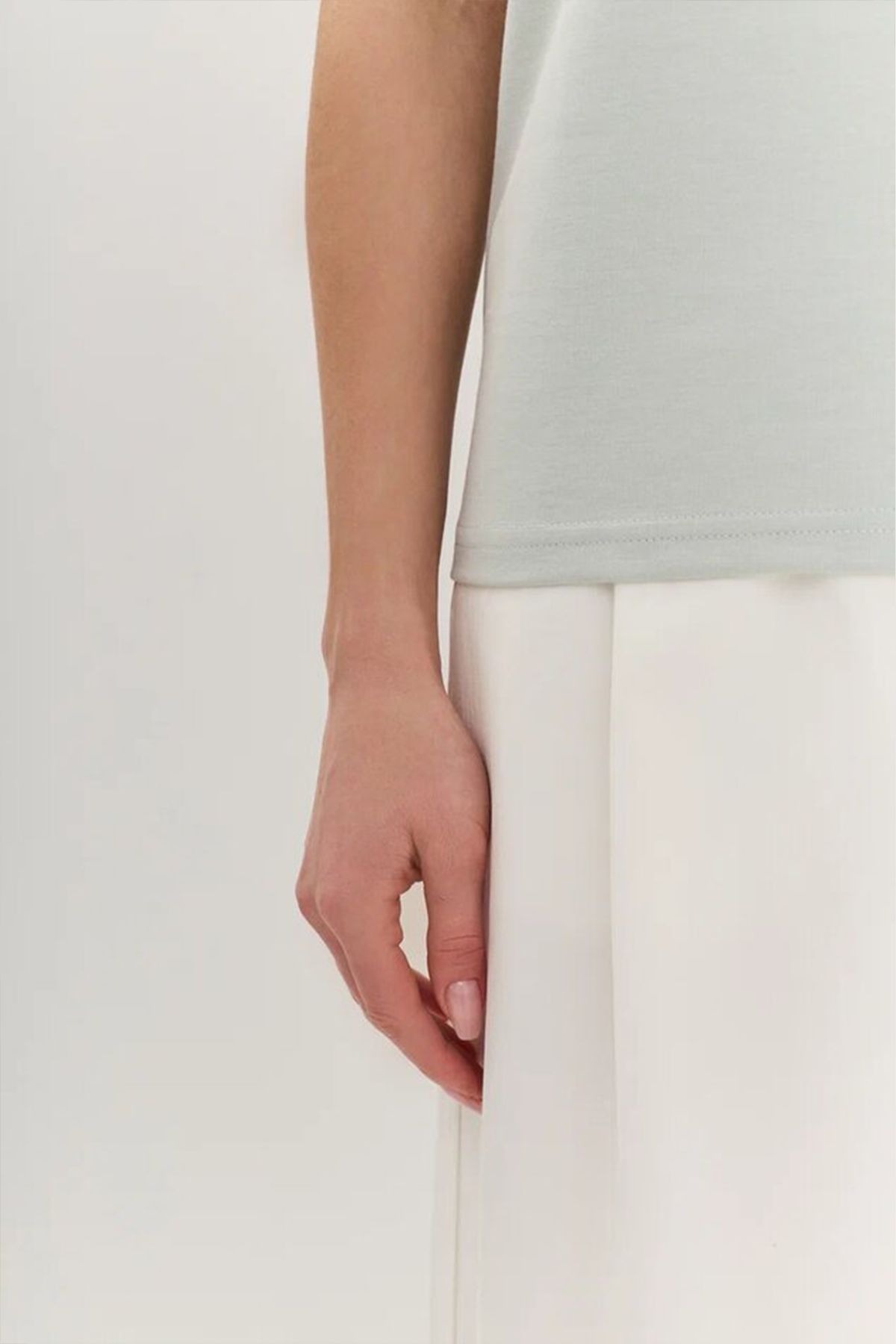 Однотонная футболка серо-голубого цвета с объёмным декором, 42р