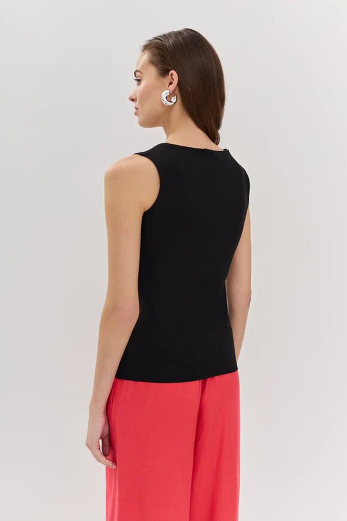 Базовый удлиненный топ в черном цвете, 52р