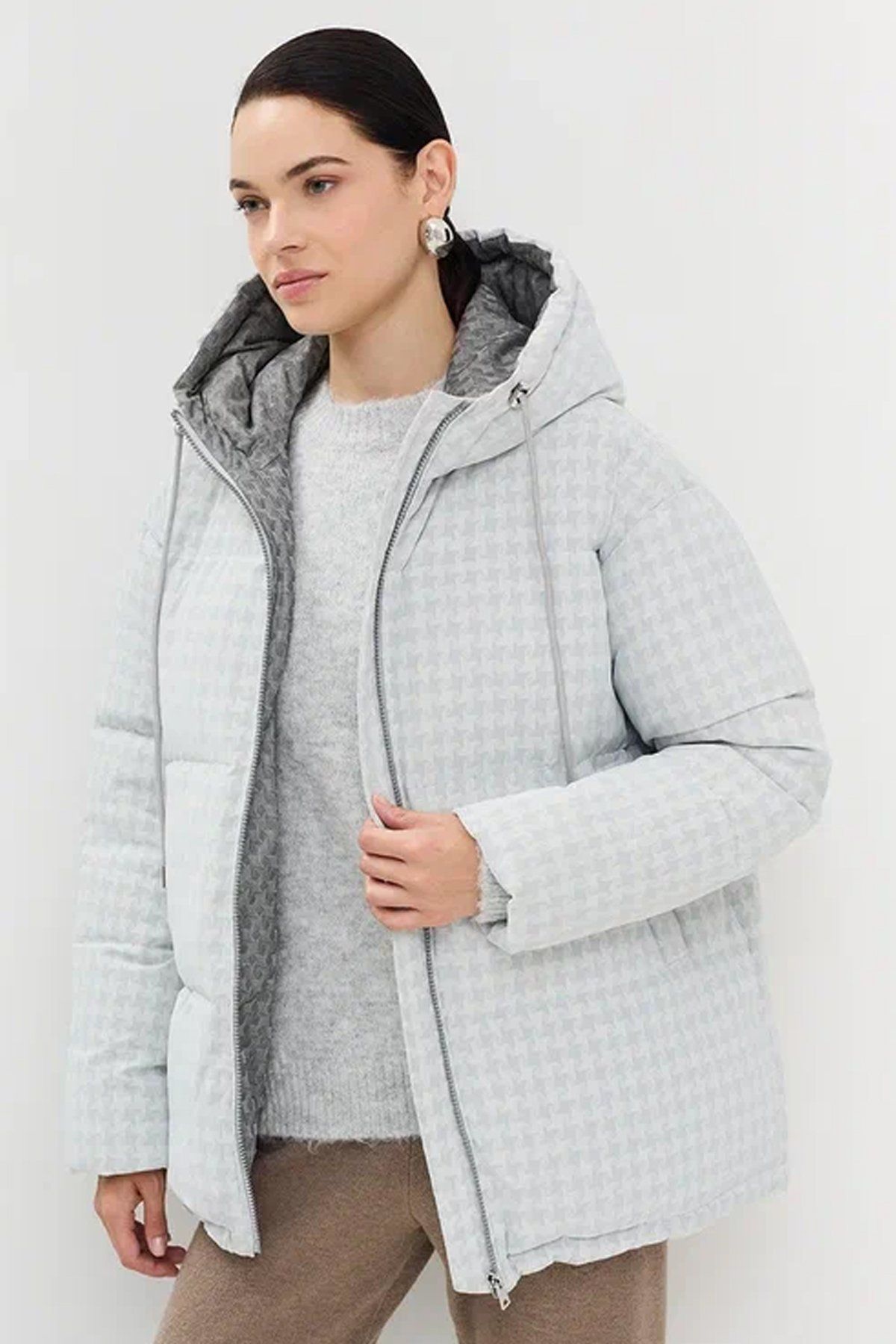 Объемная куртка с принтом гусиная лапка, 50р