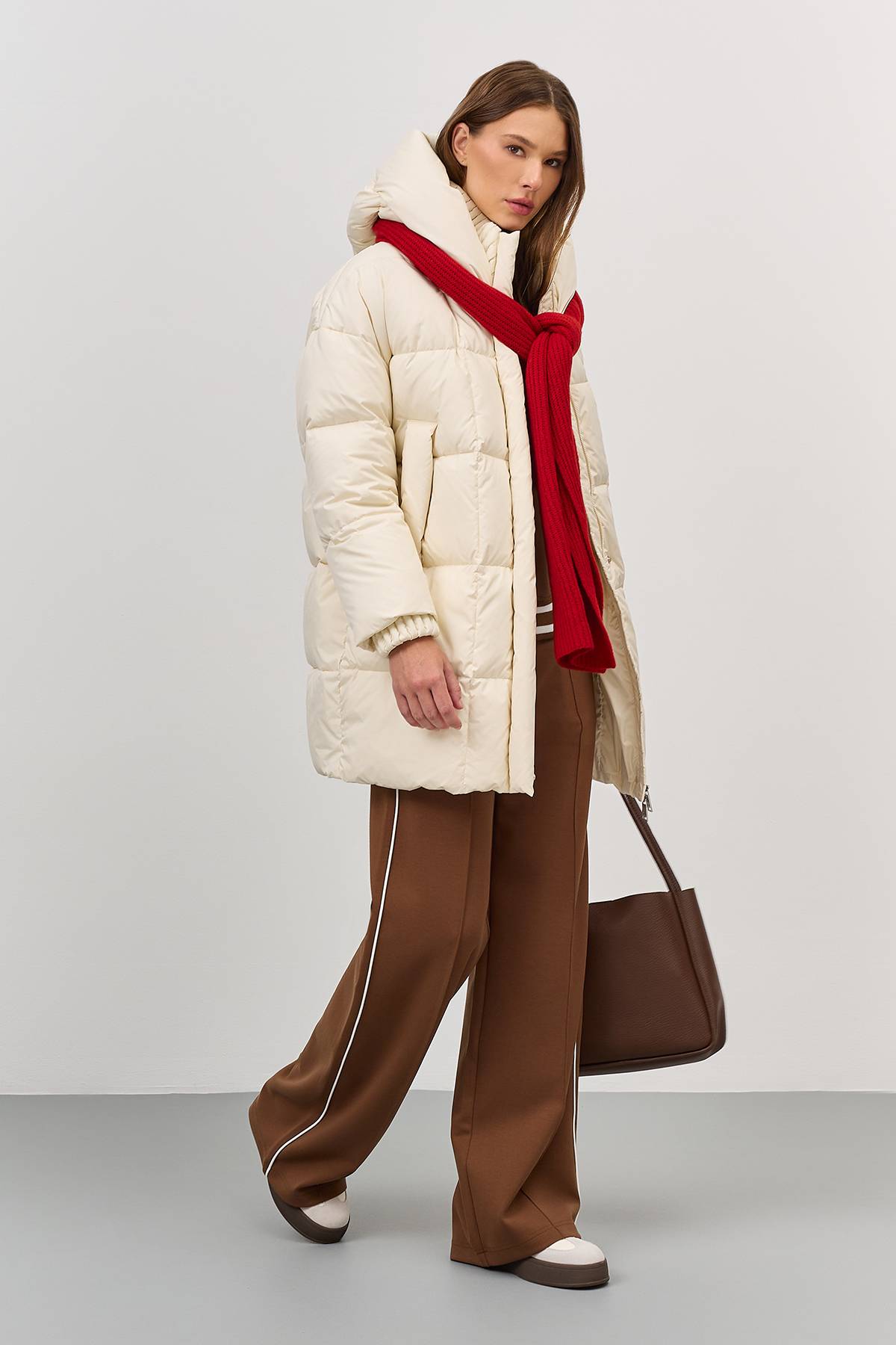 Лимитированная серия укороченный пуховик с акцентным воротником и палантин, 42