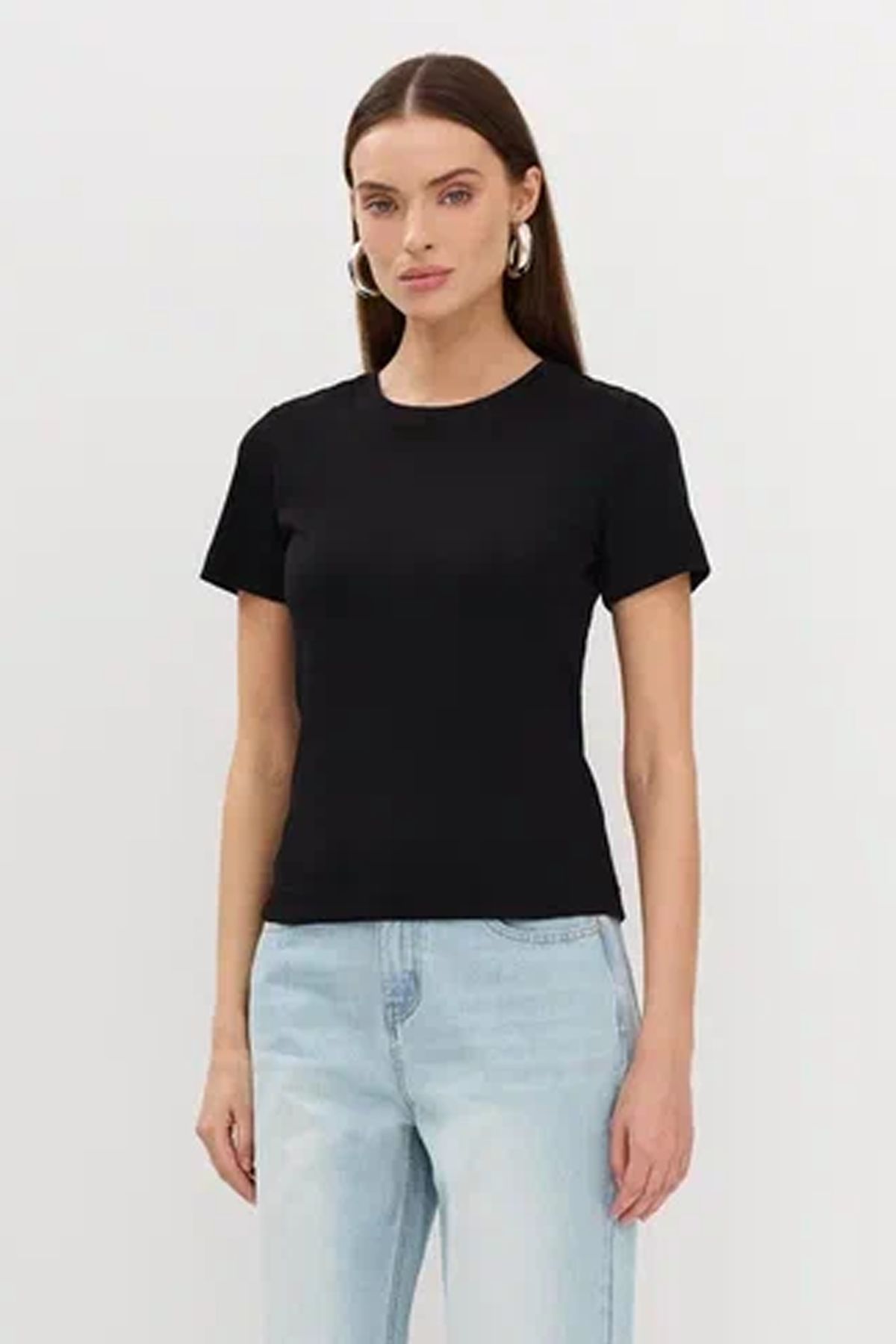 Укороченная футболка в рубчик приталенного силуэта в черном цвете, 40р