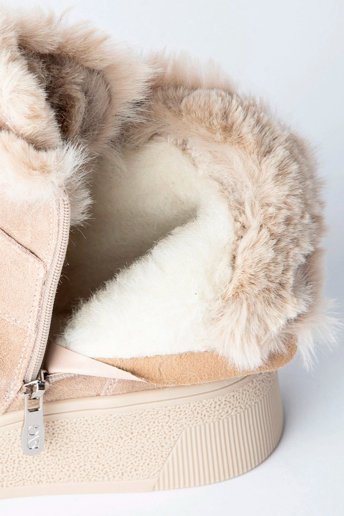 Утепленные ботинки с искусственным мехом и хлястиками, 37р