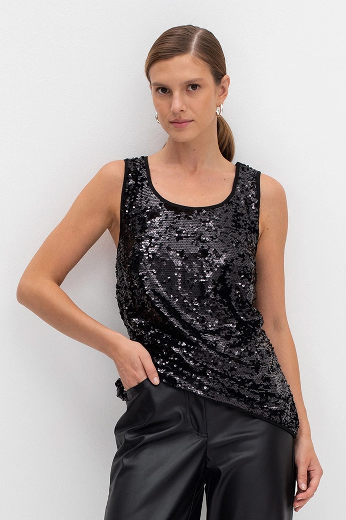 Чёрный топ с пайетками, 40р