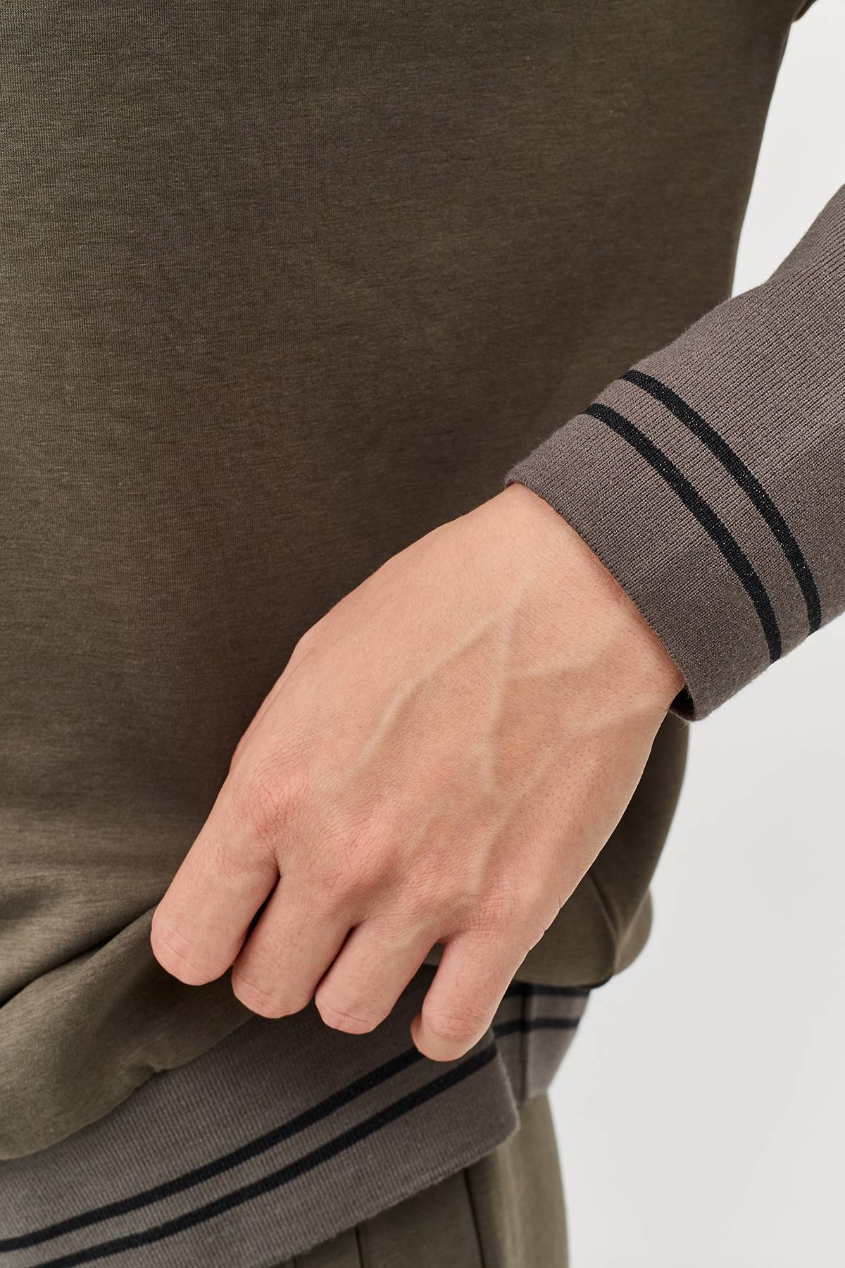 Лимитированная серия свитшот из модала с V-образным вырезом и палантином, 44