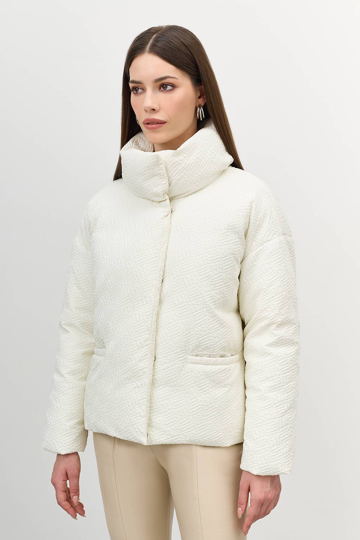 Лимитированная серия объемная куртка из фактурной ткани с палантином, 42