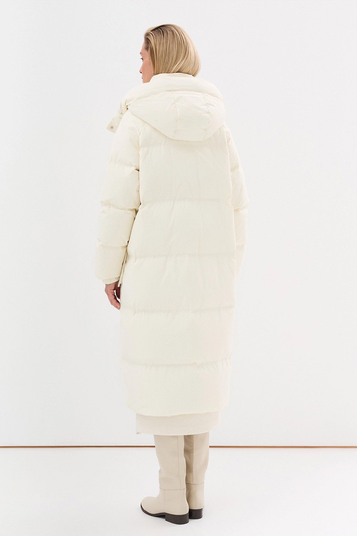 Пуховое пальто свободного силуэта с капюшоном в молочном цвете, 50р