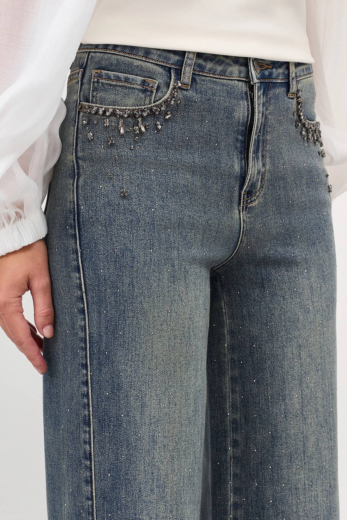 Джинсы с декором из мерцающих страз, 40