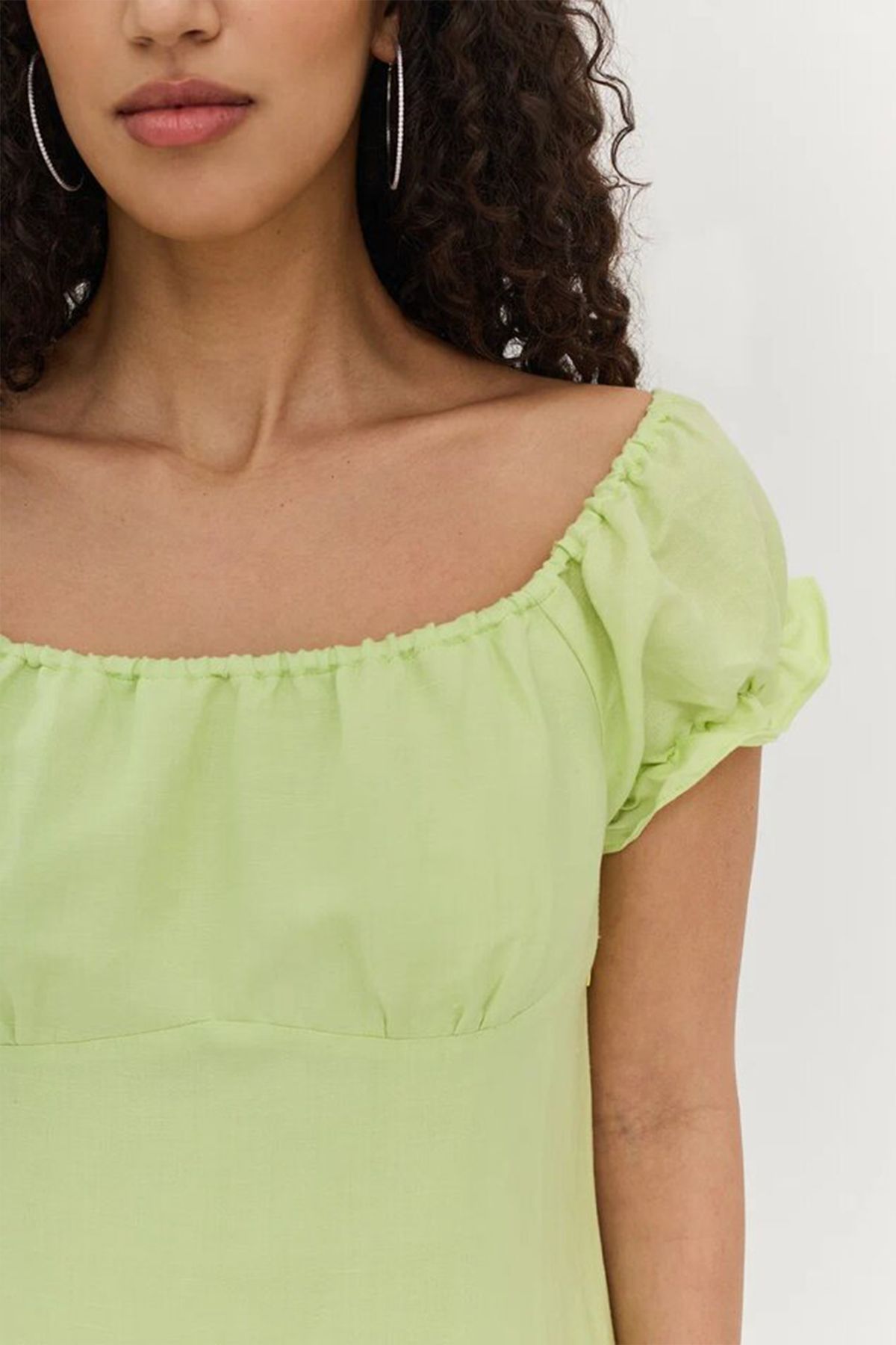 Платье с рюшами на рукавах в цвете лайм, 50р