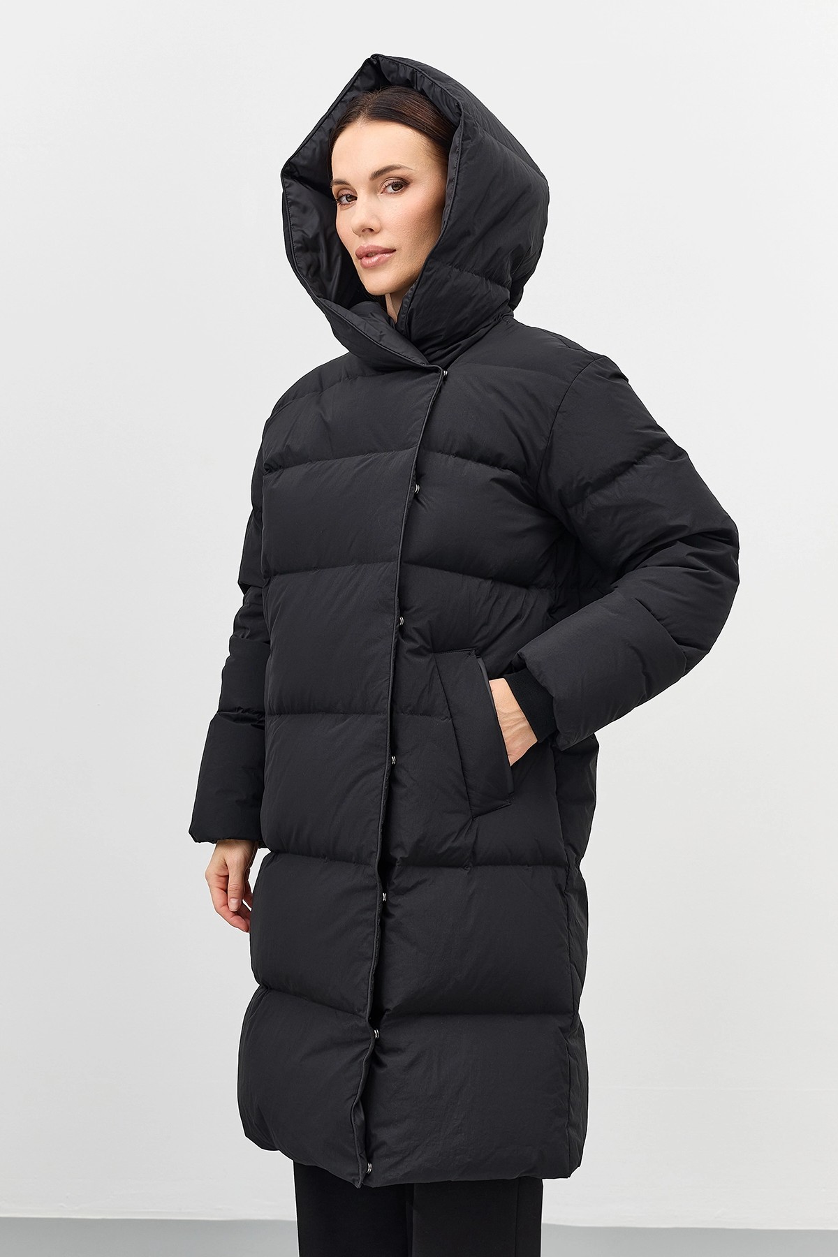 Темный пуховик с капюшоном, 52