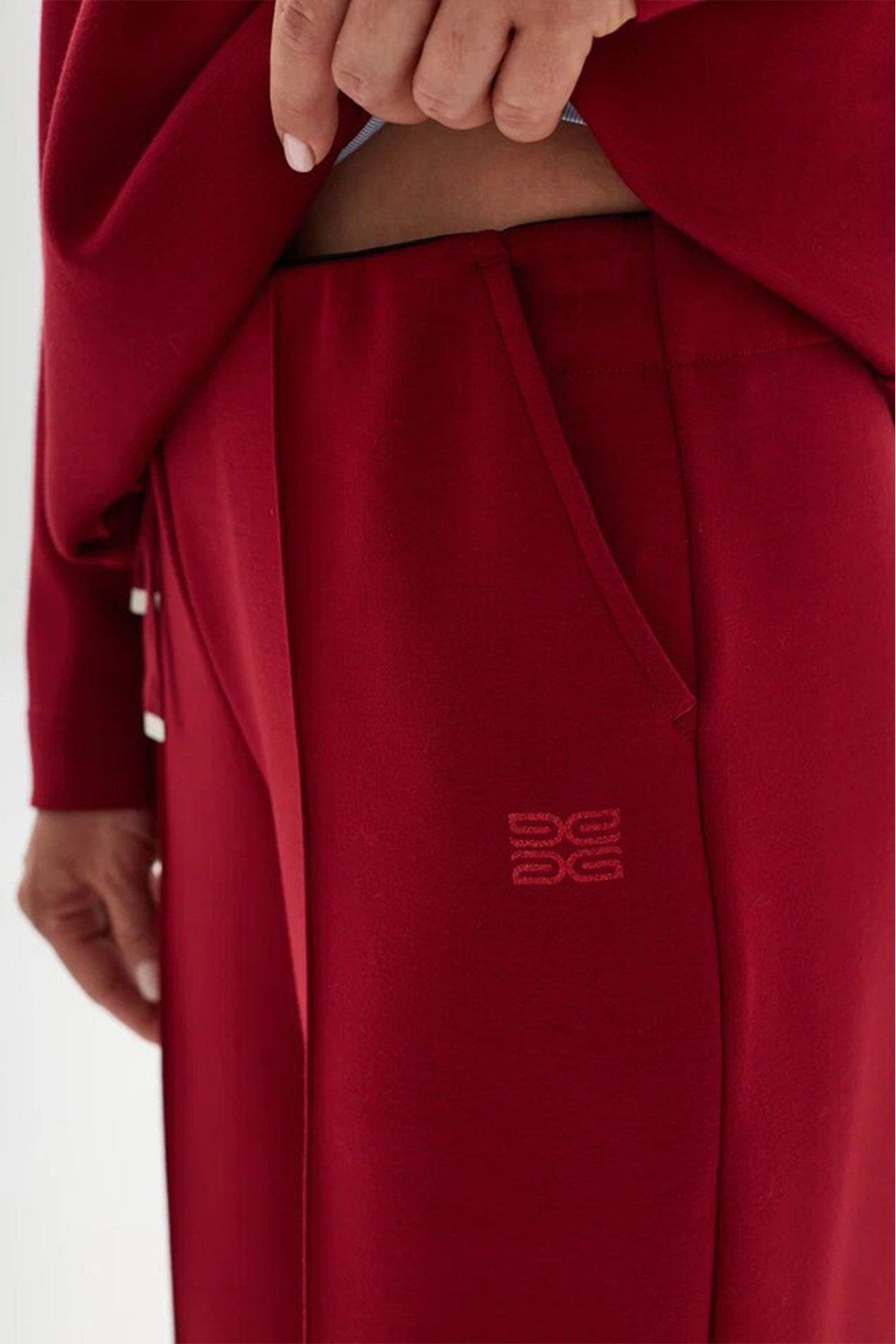 Трикотажные брюки с минималистичкой вышивкой, 42р