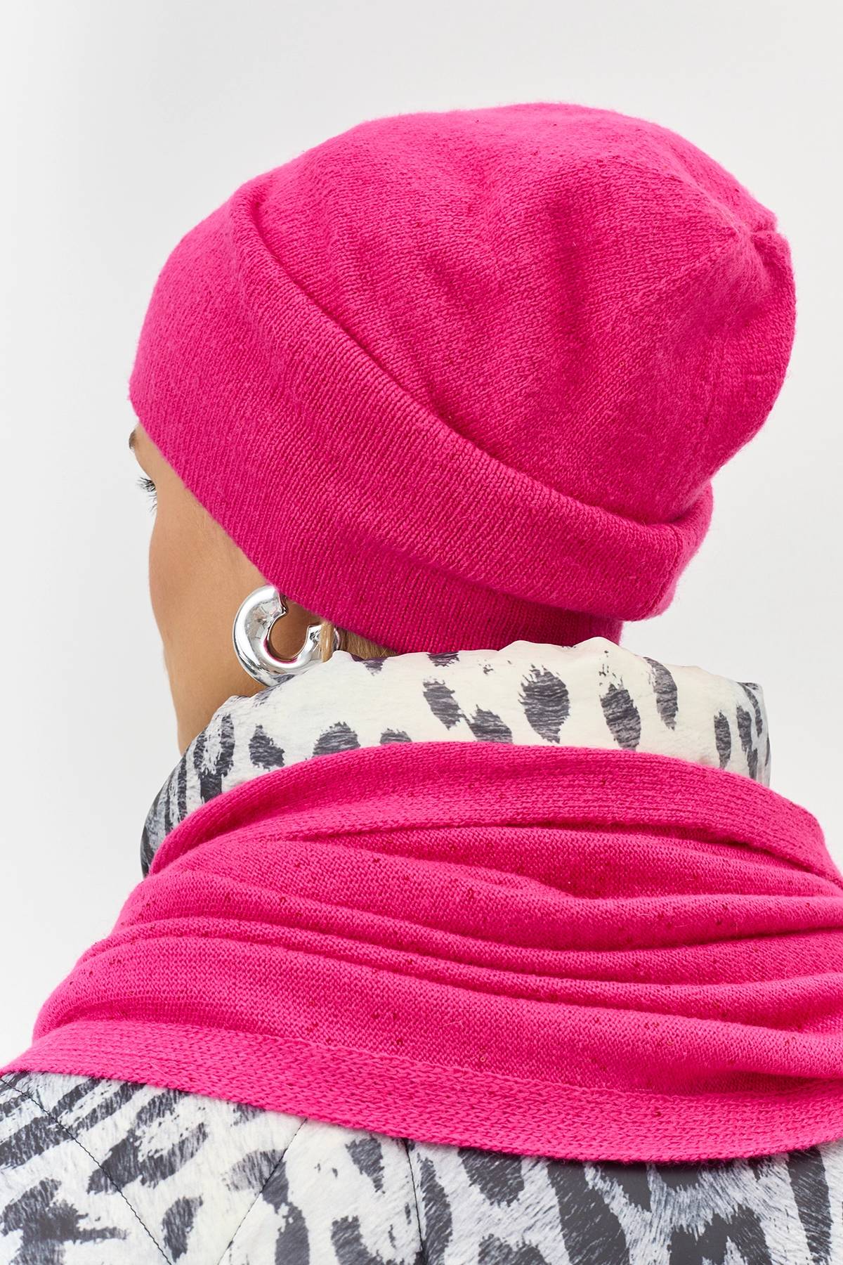 Розовая тонкая шапка с пайетками, One