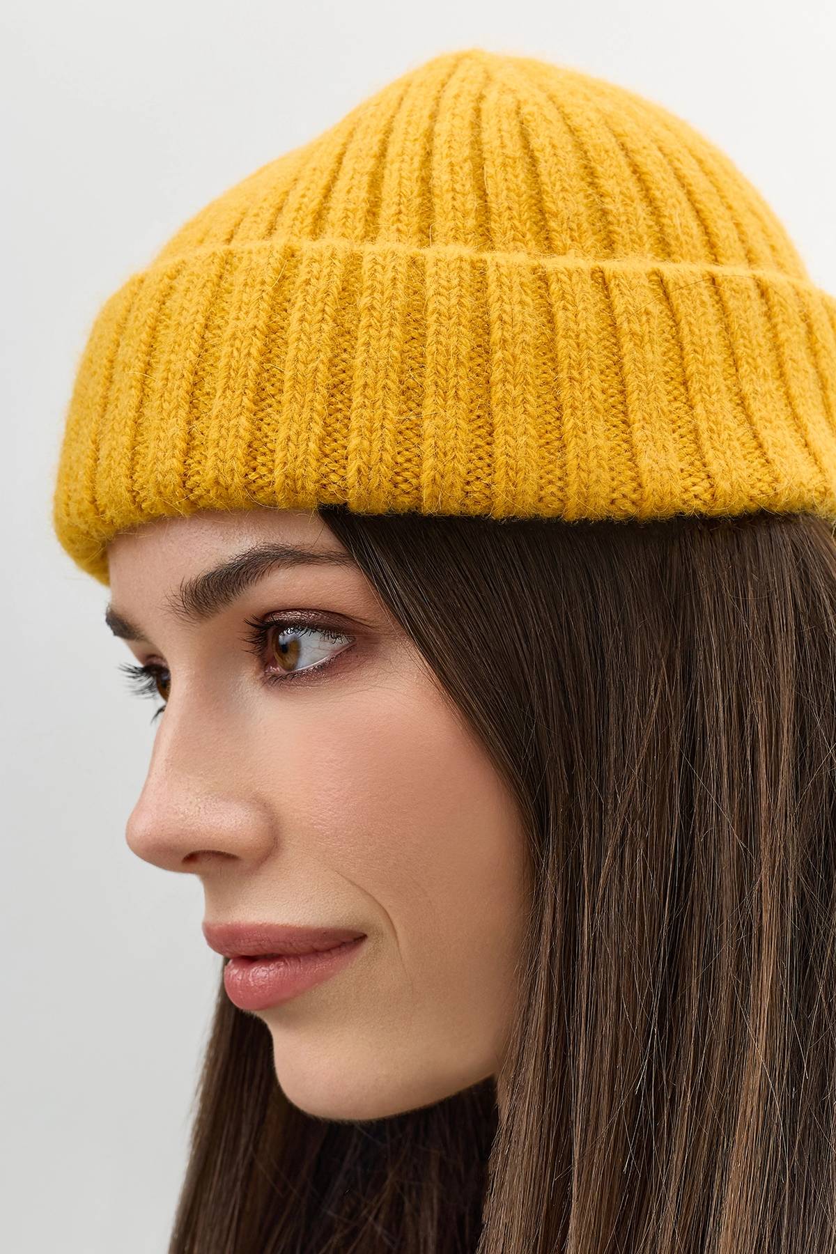 Желая шапка бини в рубчик с ангорой, One