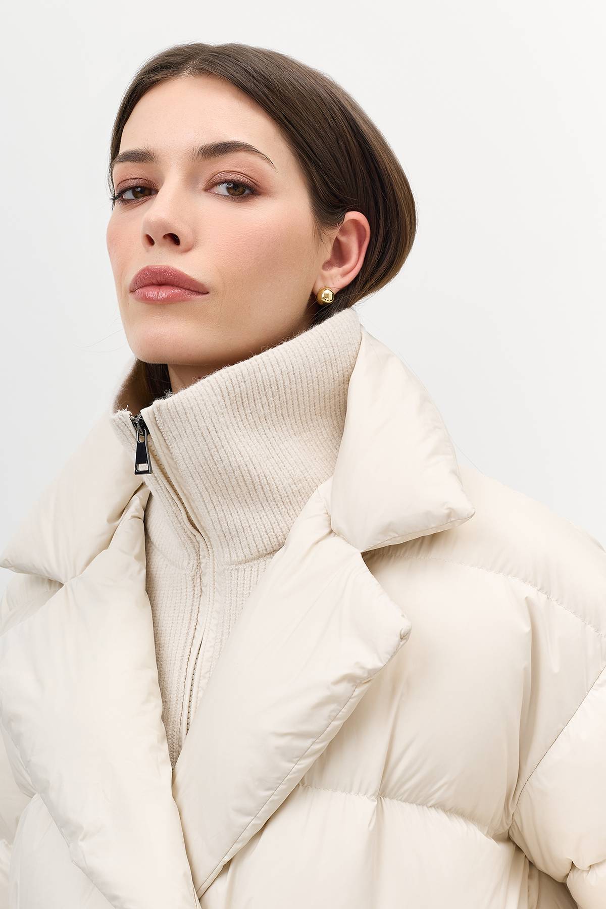 Лимитированная серия белый пуховик на запах с трикотажной манишкой и палантин, 44