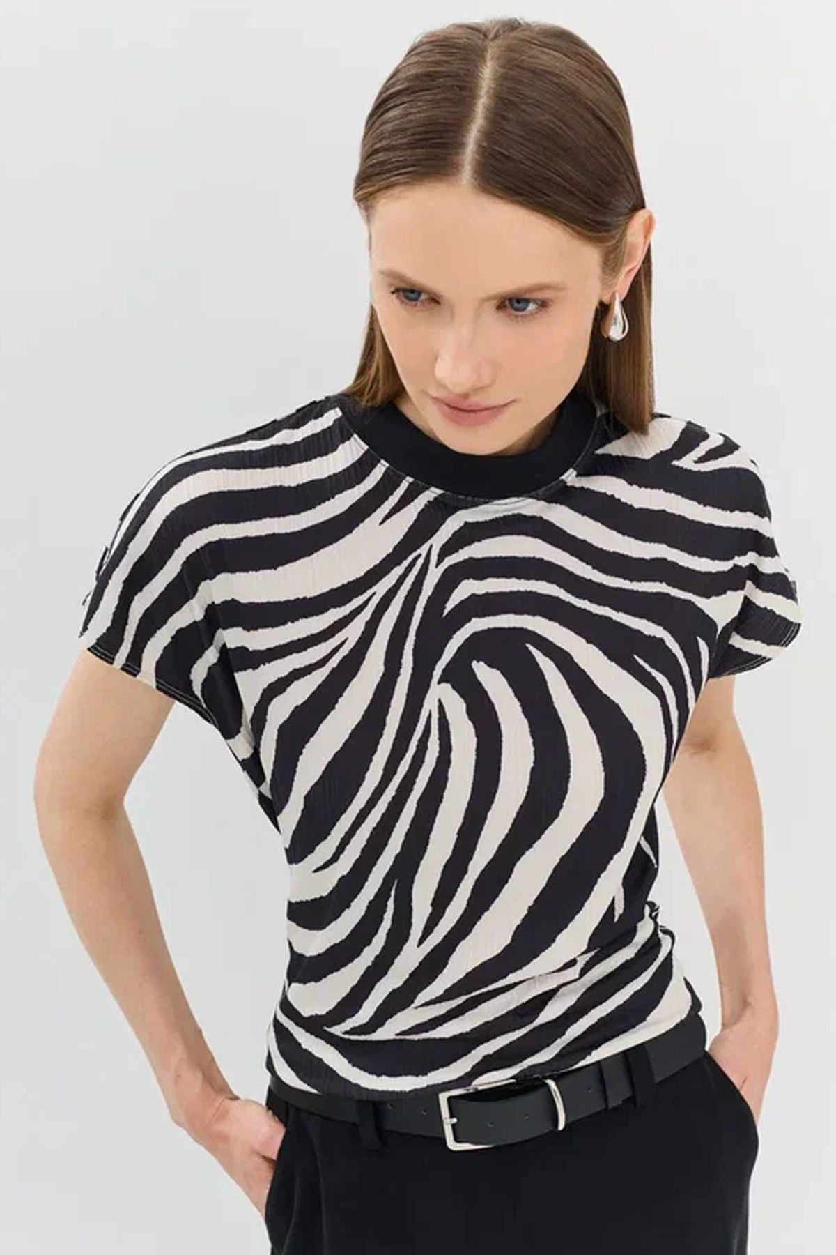 Трикотажная футболка с анималистичным принтом, 44р