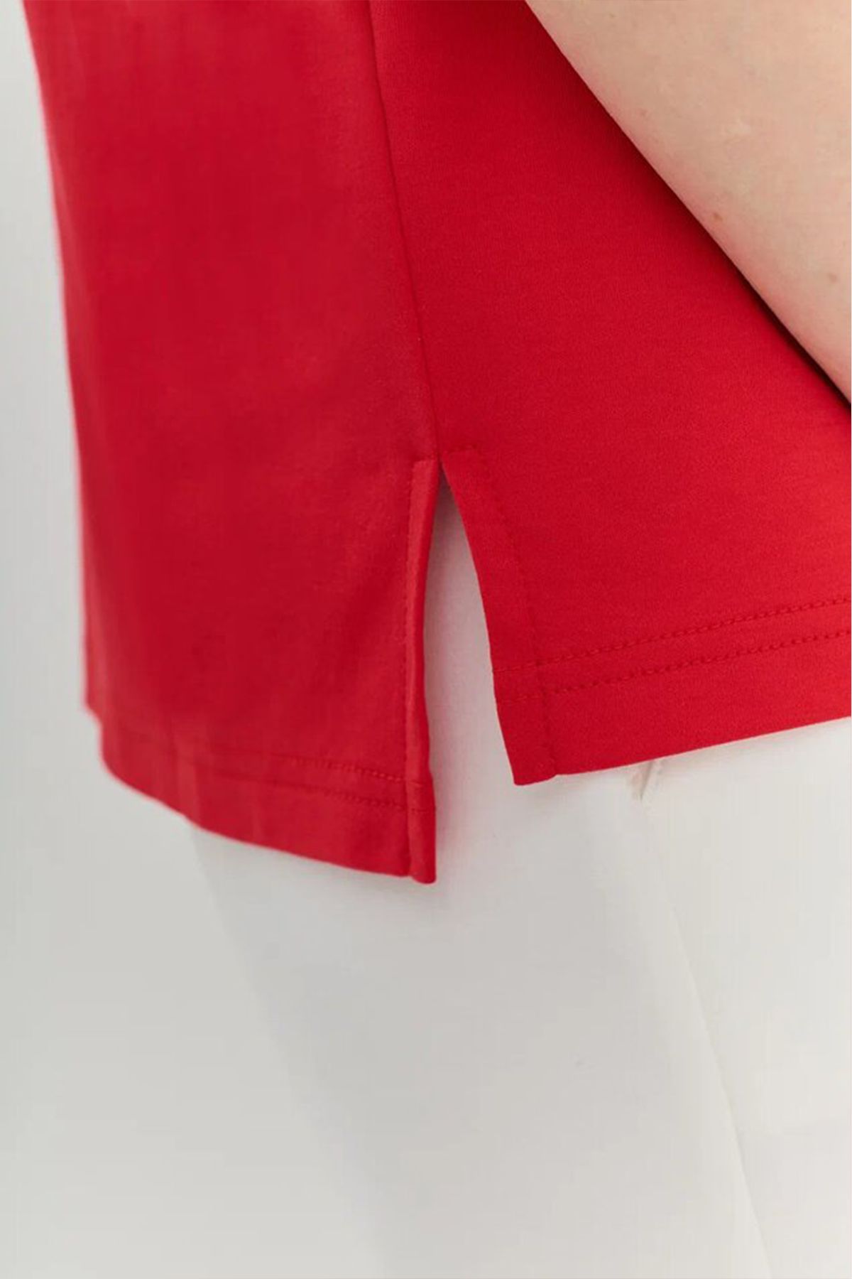 Футболка с вырезом сбоку в красном цвете, 46р