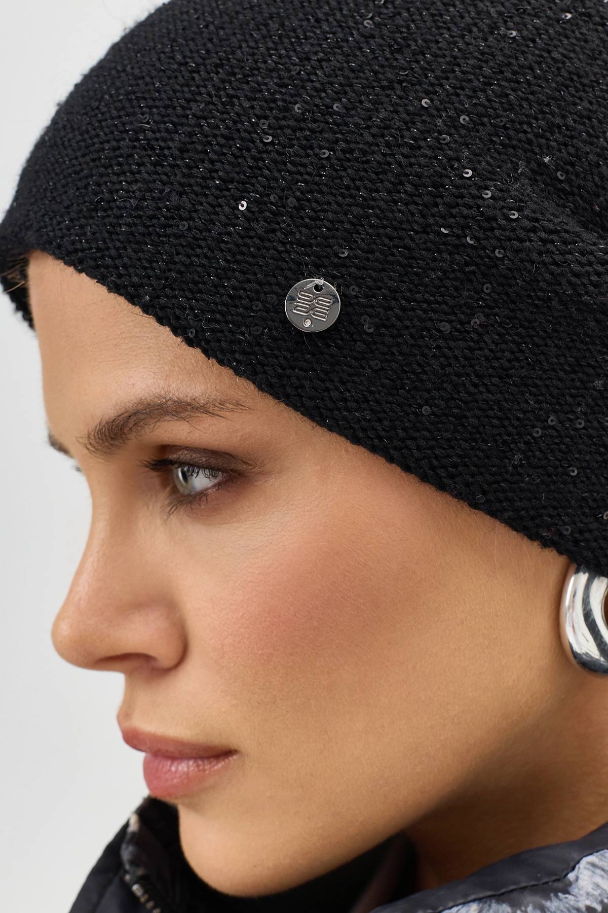 Черная шапка с деликатными пайетками, One