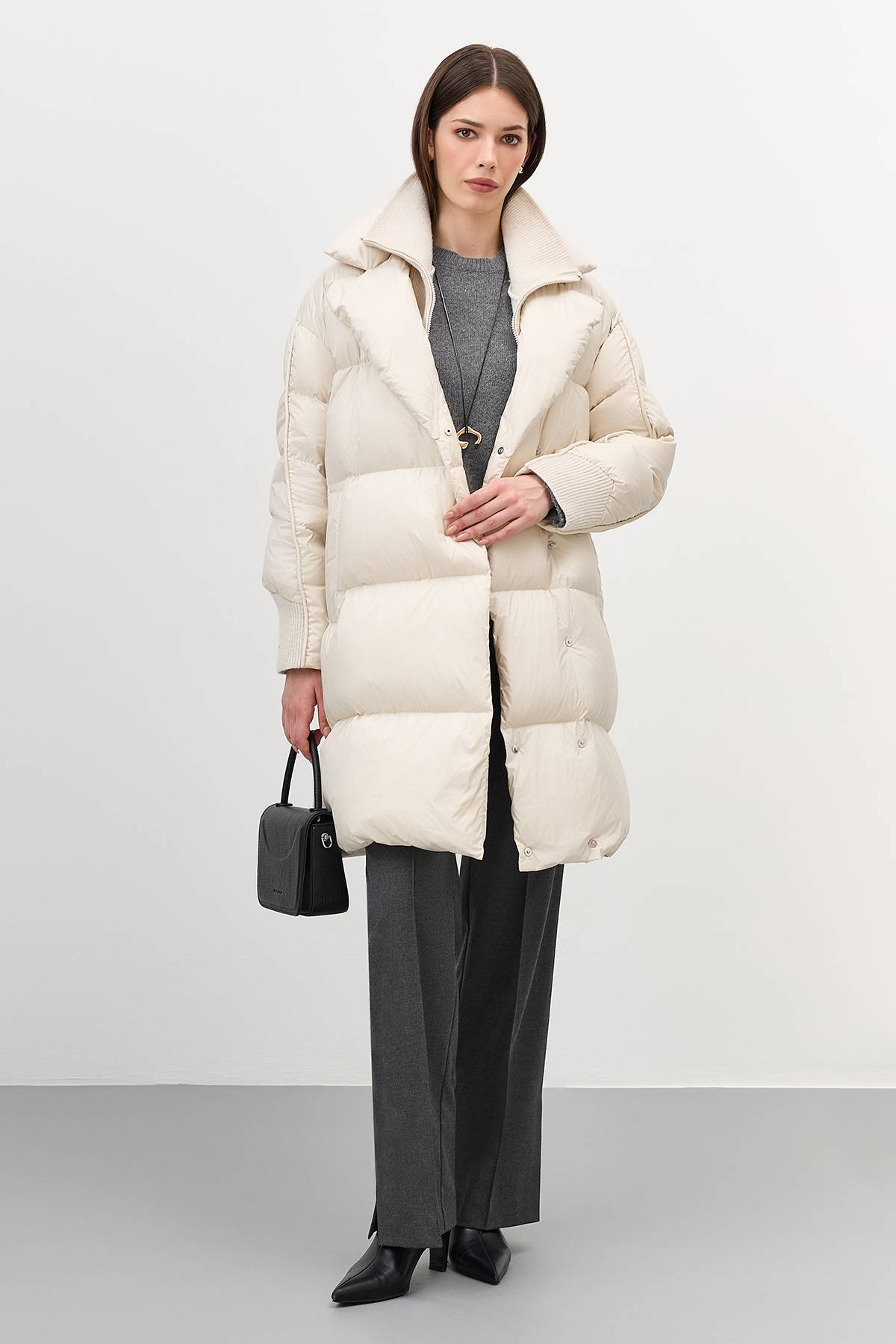 Лимитированная серия белый пуховик на запах с трикотажной манишкой и палантин, 44