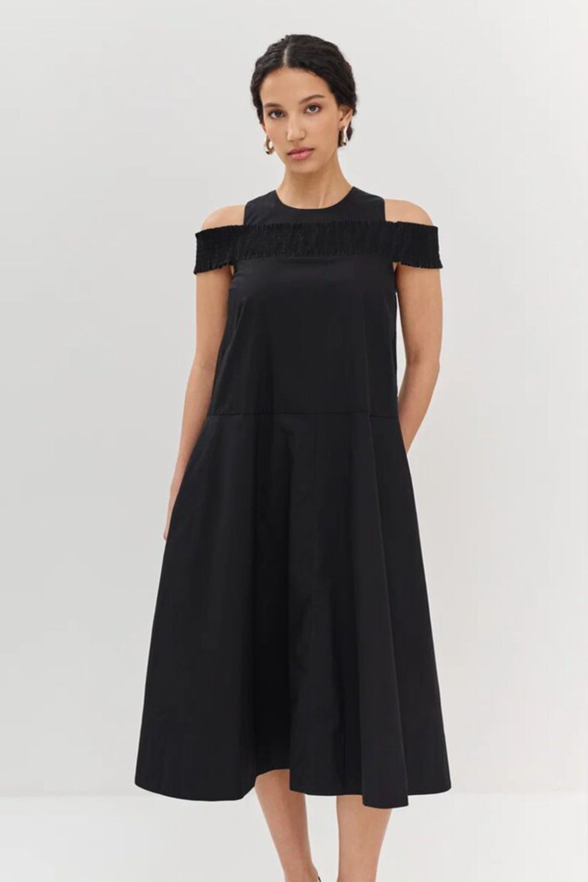 Платье с открытыми плечами, 48р