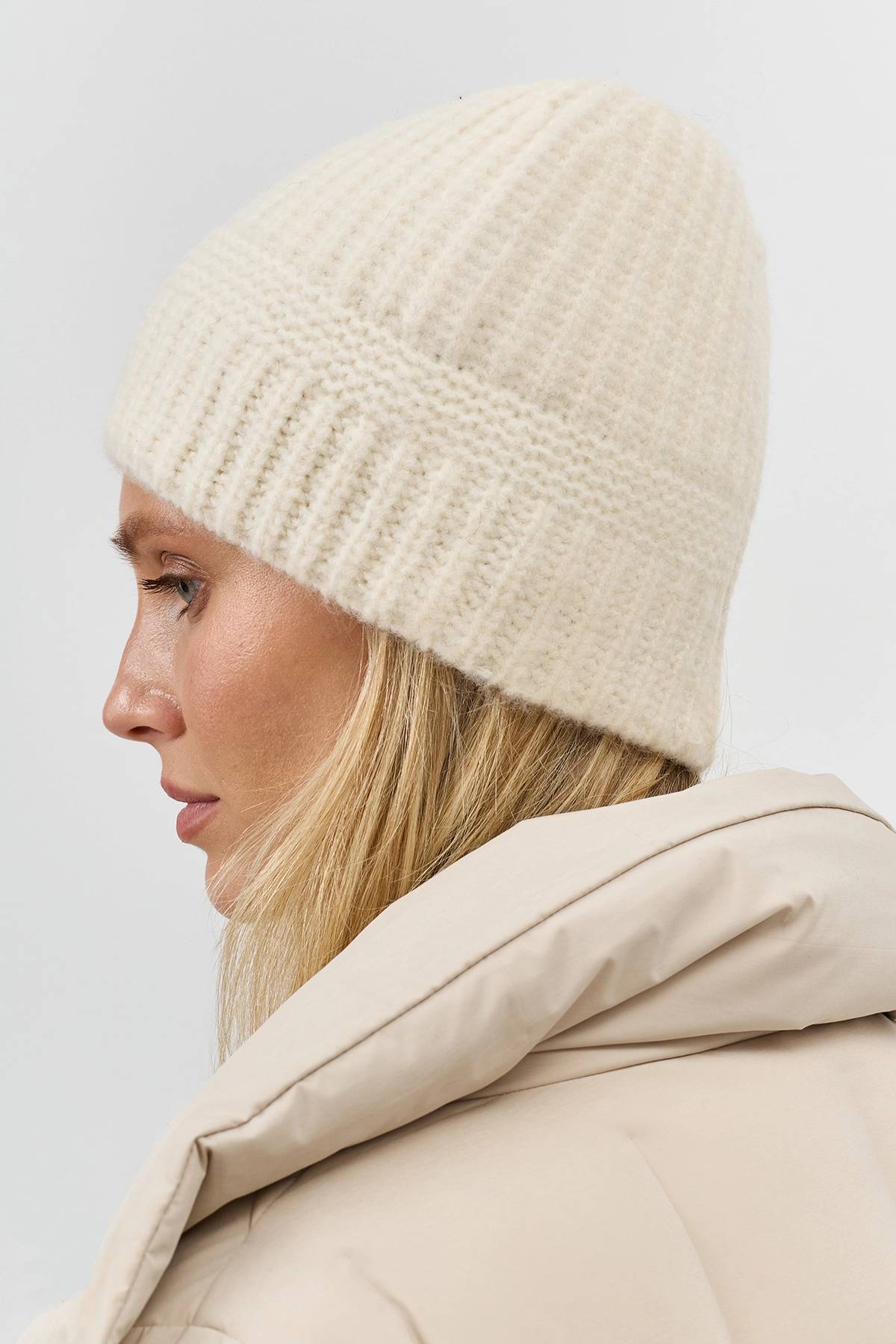 Светлая шапка с шерстью, One