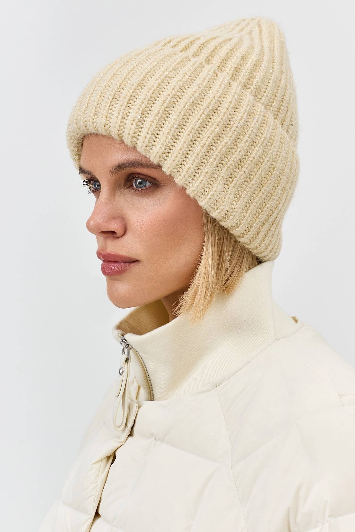 Светлая шапка в рубчик с деликатным люрексом, One