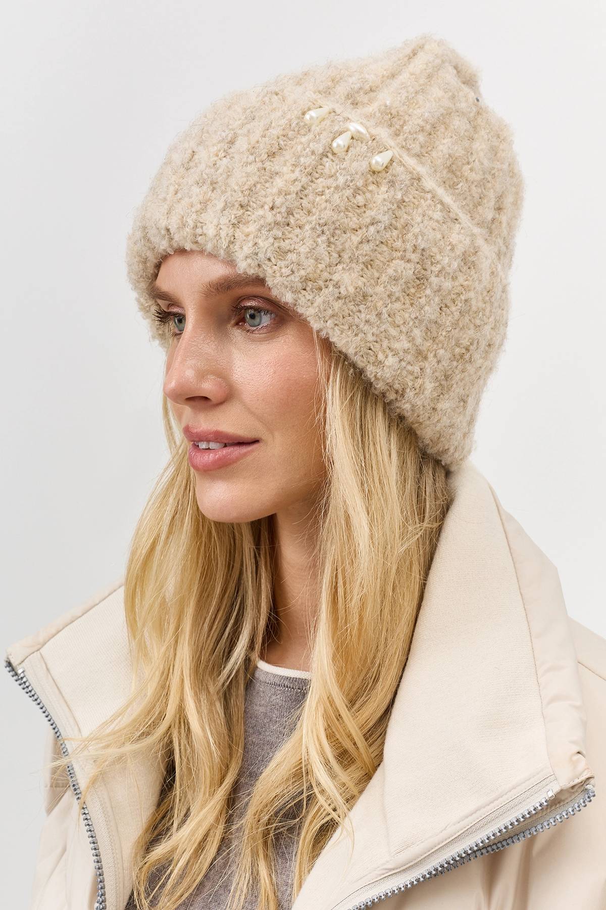 Пушистая шапка с деликатным декором, One