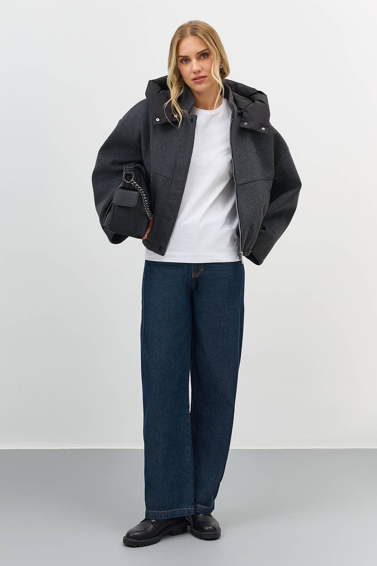 Лимитированная серия куртка с светло-серым палантином, 40