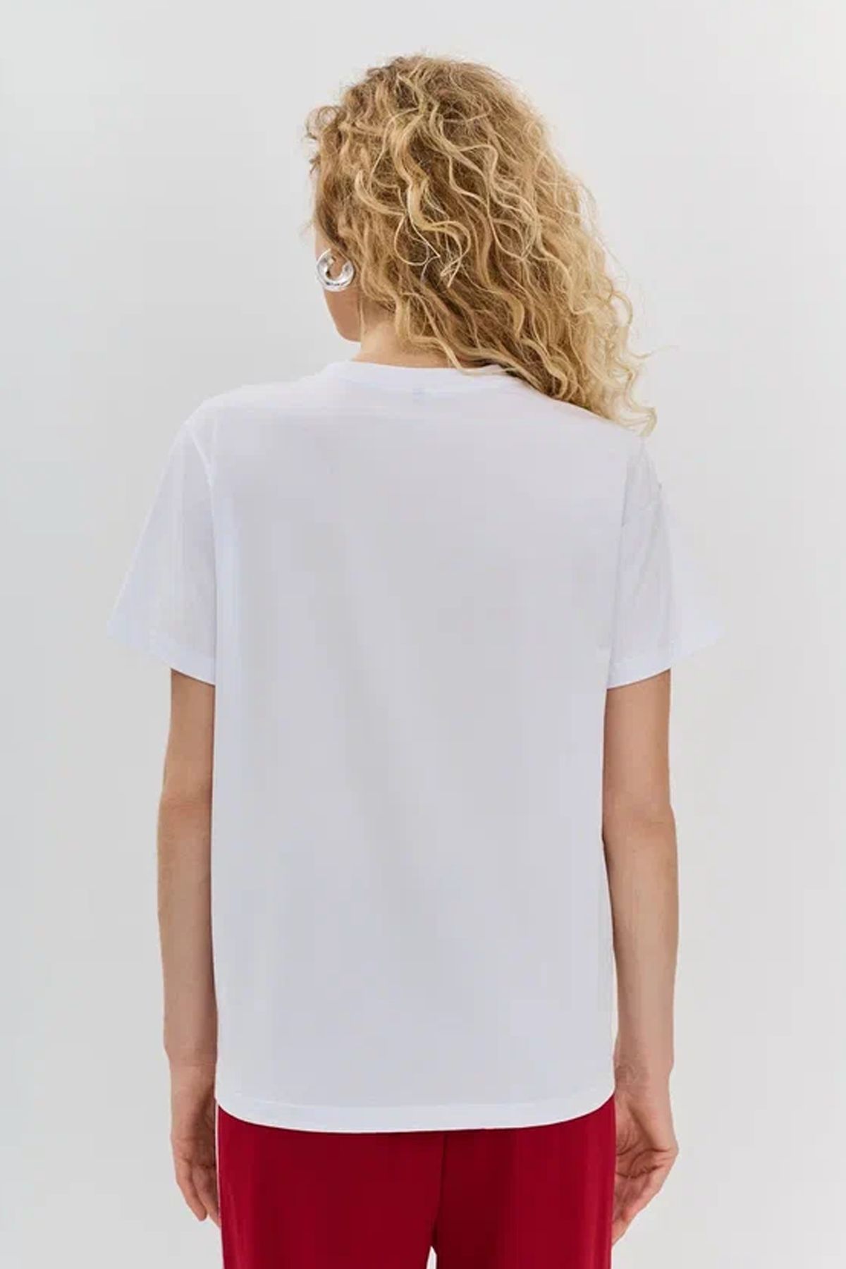 Футболка из эластичного хлопка с яркой вышивкой в белом цвете, 46р