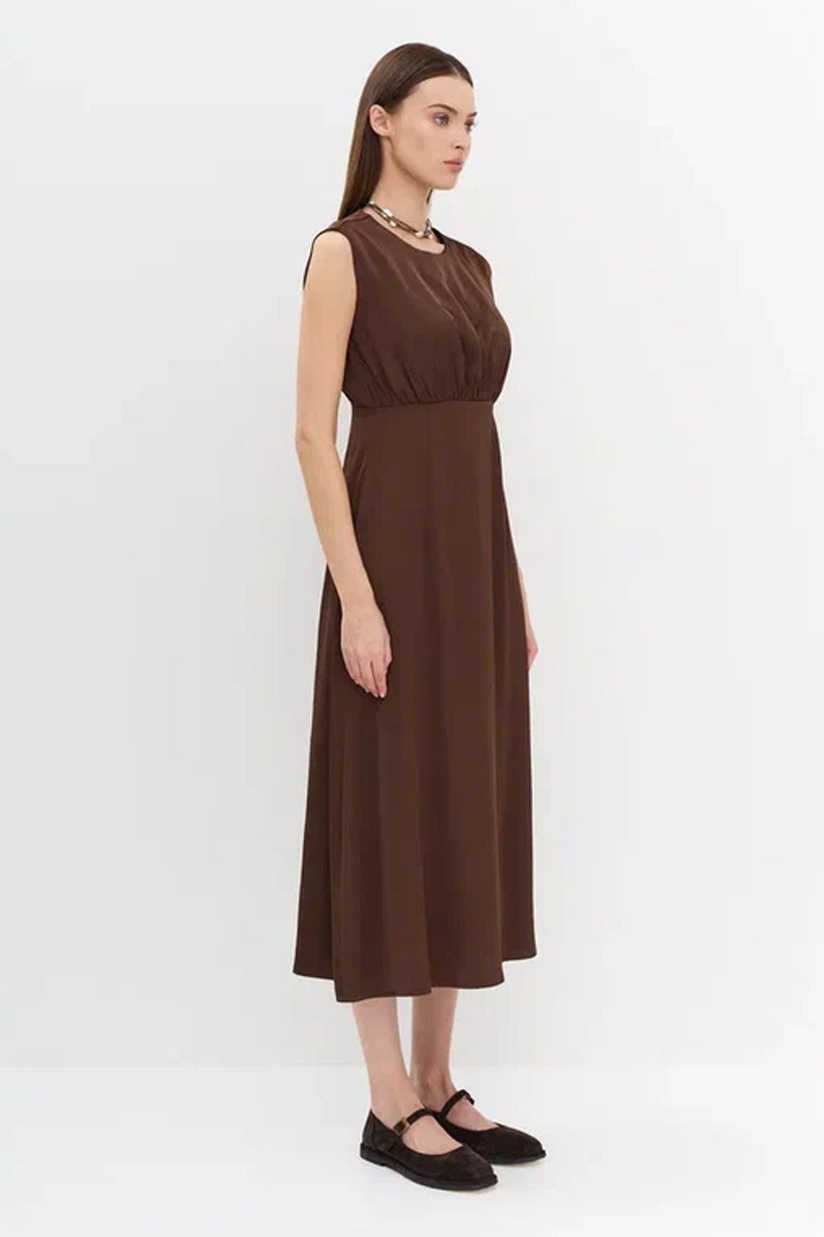 Элегантное платье со сборкой по талии в коричневом цвете, 48р