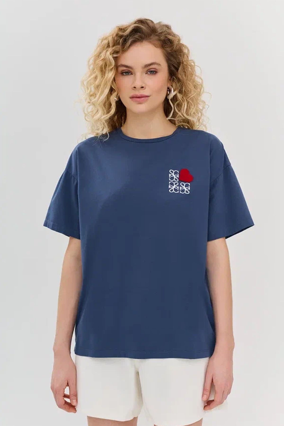 Футболка из эластичного хлопка с яркой вышивкой в темно-синем цвете, 42р