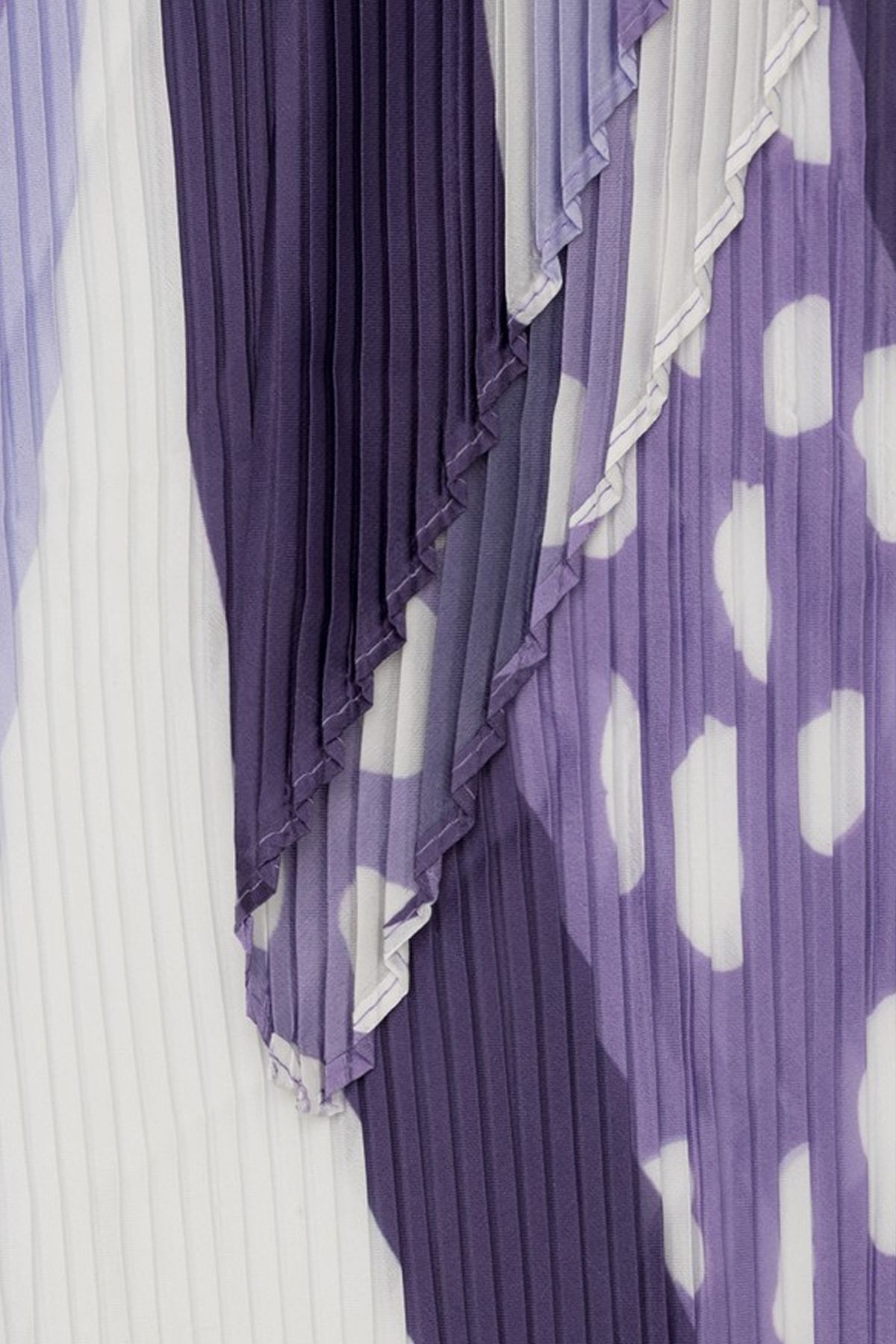 Платок с объёмным абстрактным принтом, 70х70