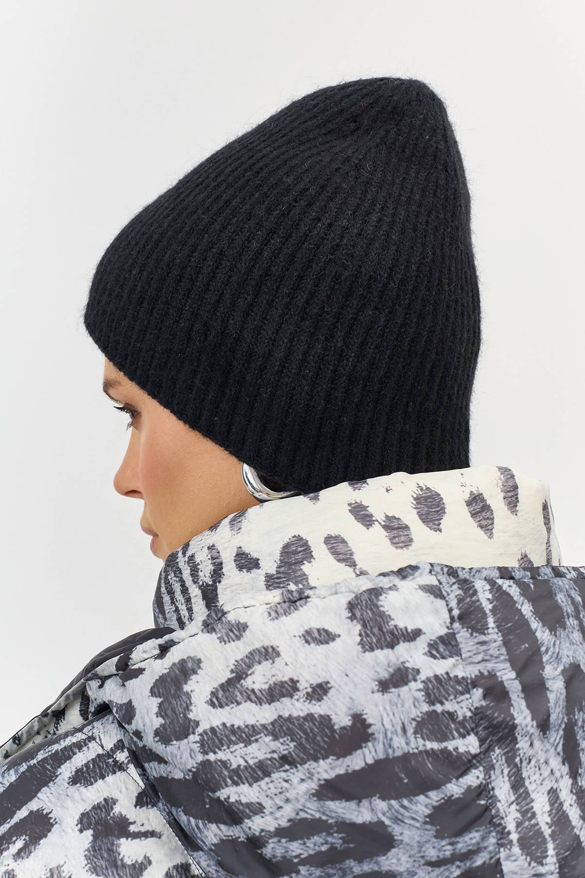 Черная шапка в рубчик с ангорой, One