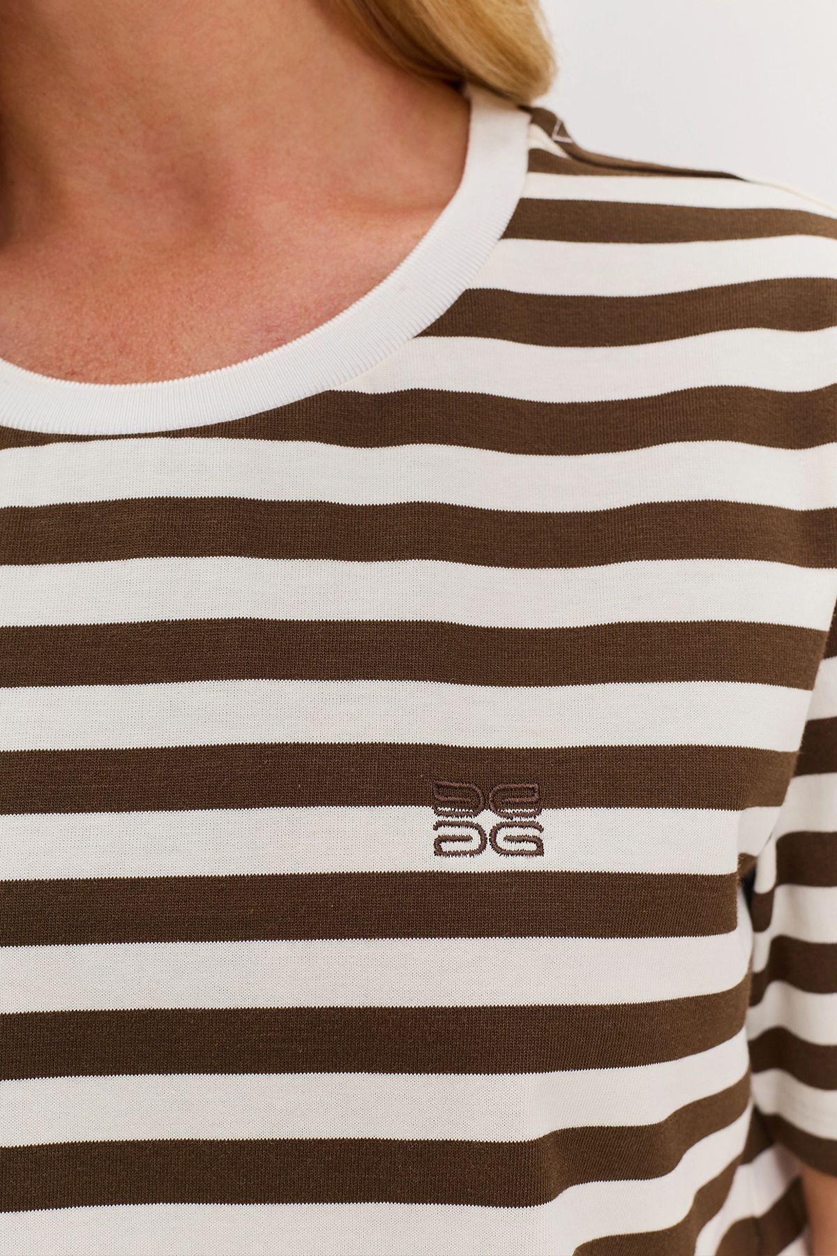 футболка с полосатым принтом и брендированной вышивкой, 48р