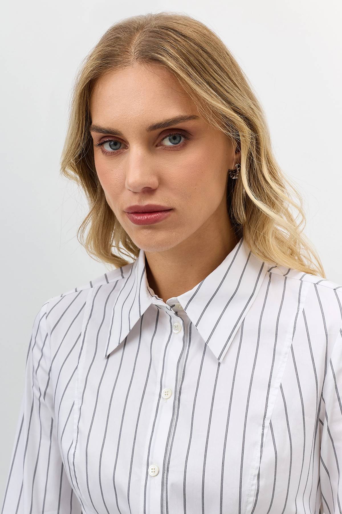 Приталенная рубашка в тонкую полоску, 42
