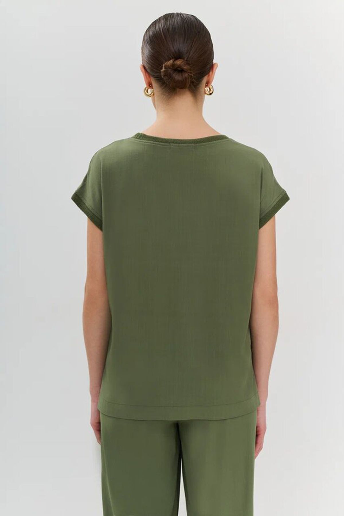 Блузка оливкового цвета со спущенным коротким рукавом, 42р