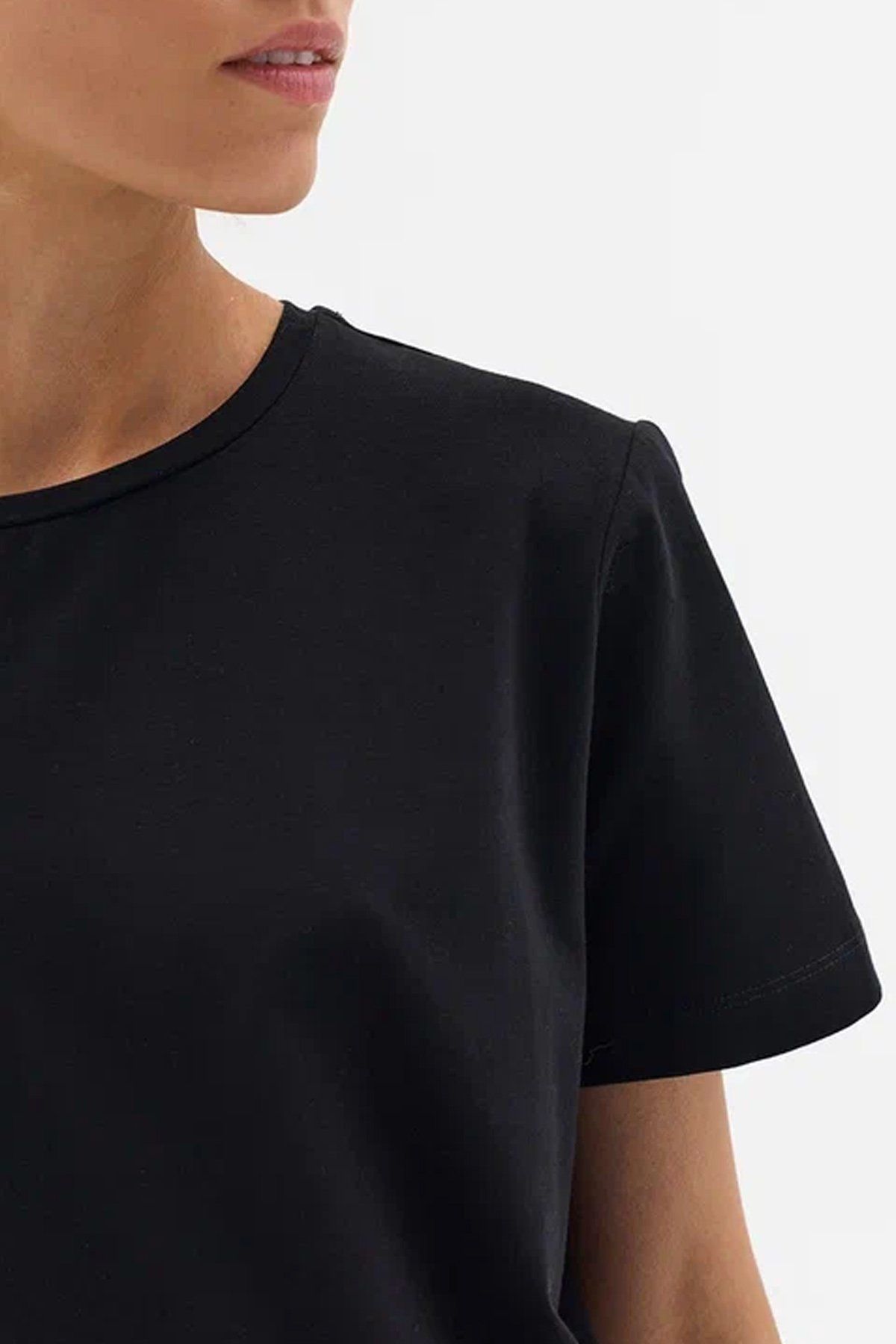 Базовая футболка из хлопкового трикотажа в черном цвете, 40р