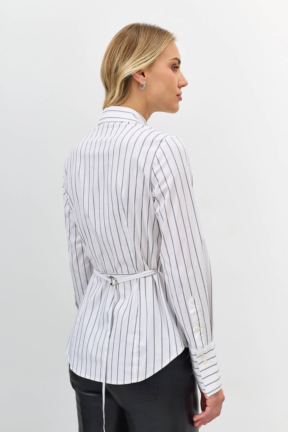 Приталенная рубашка в тонкую полоску, 52