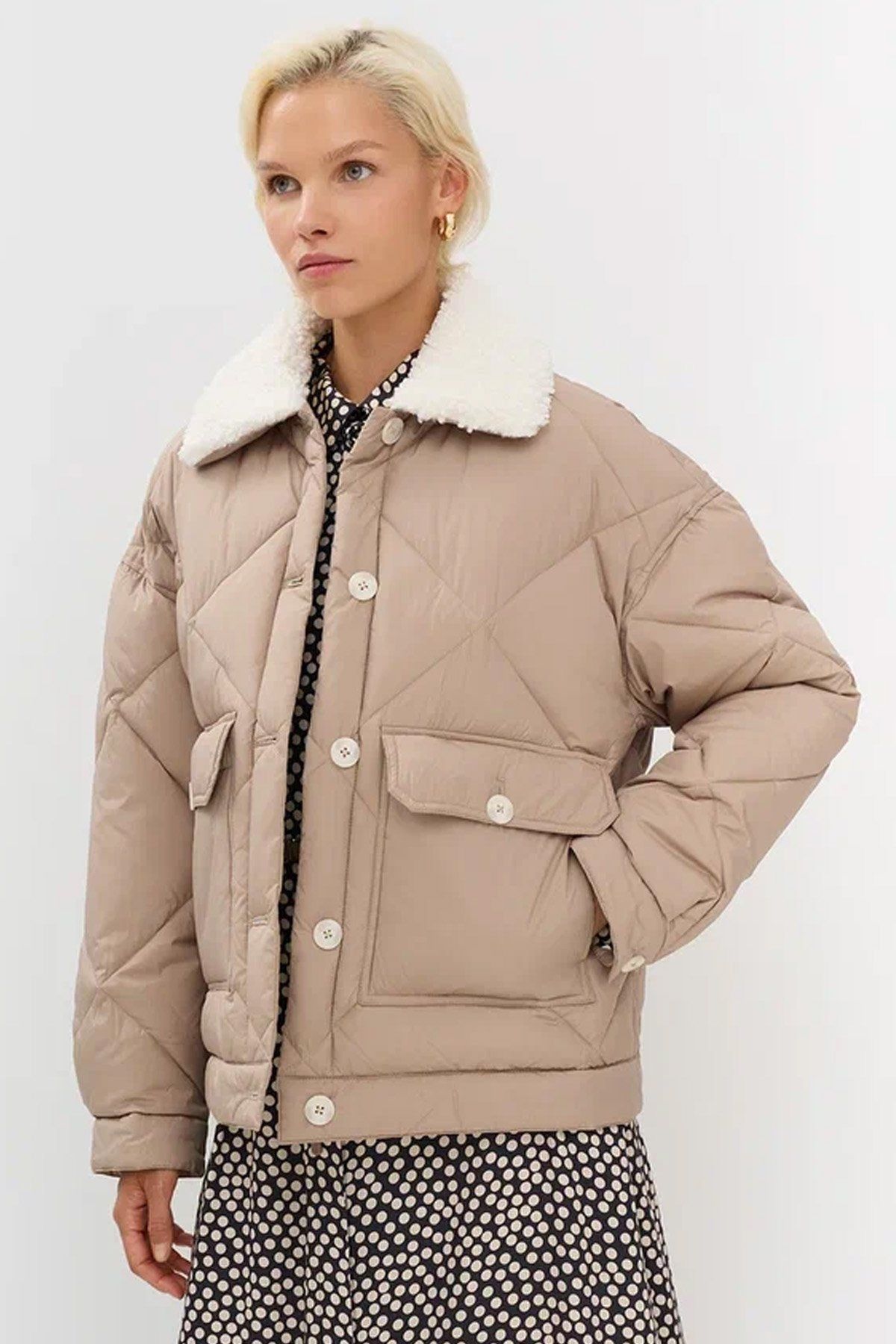 Стеганая куртка с меховым воротником, 42р