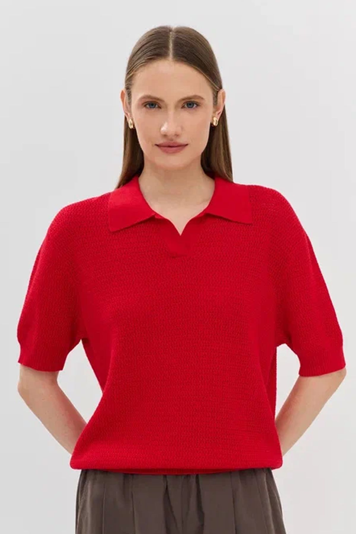 Вязаное фактурное поло из вискозы и хлопка в красном цвете, 40р