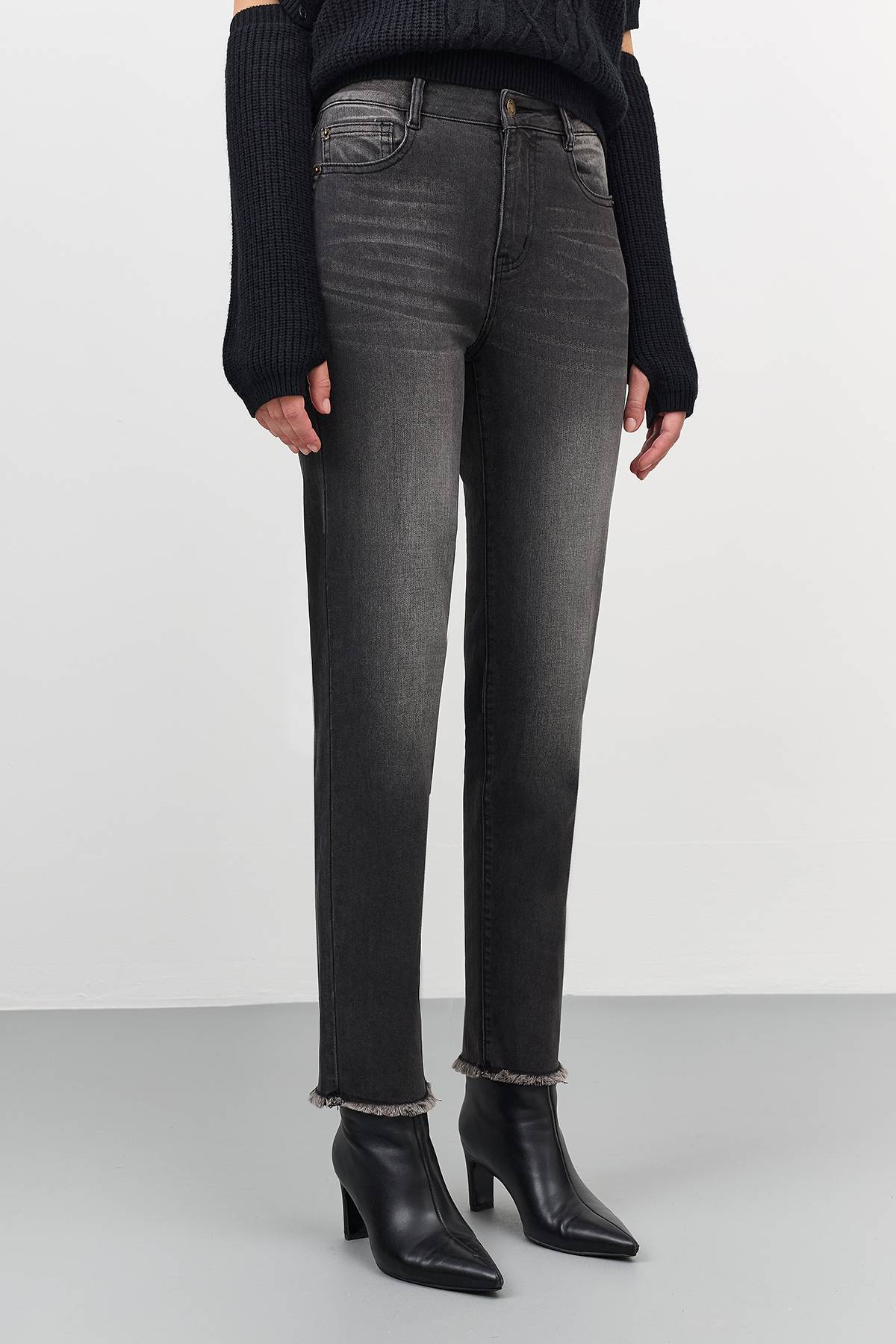 Зауженные джинсы с бахромой, 40