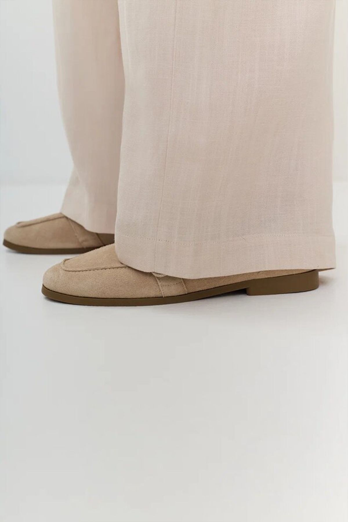 Брюки молочного цвета с резинкой на талии, 44р