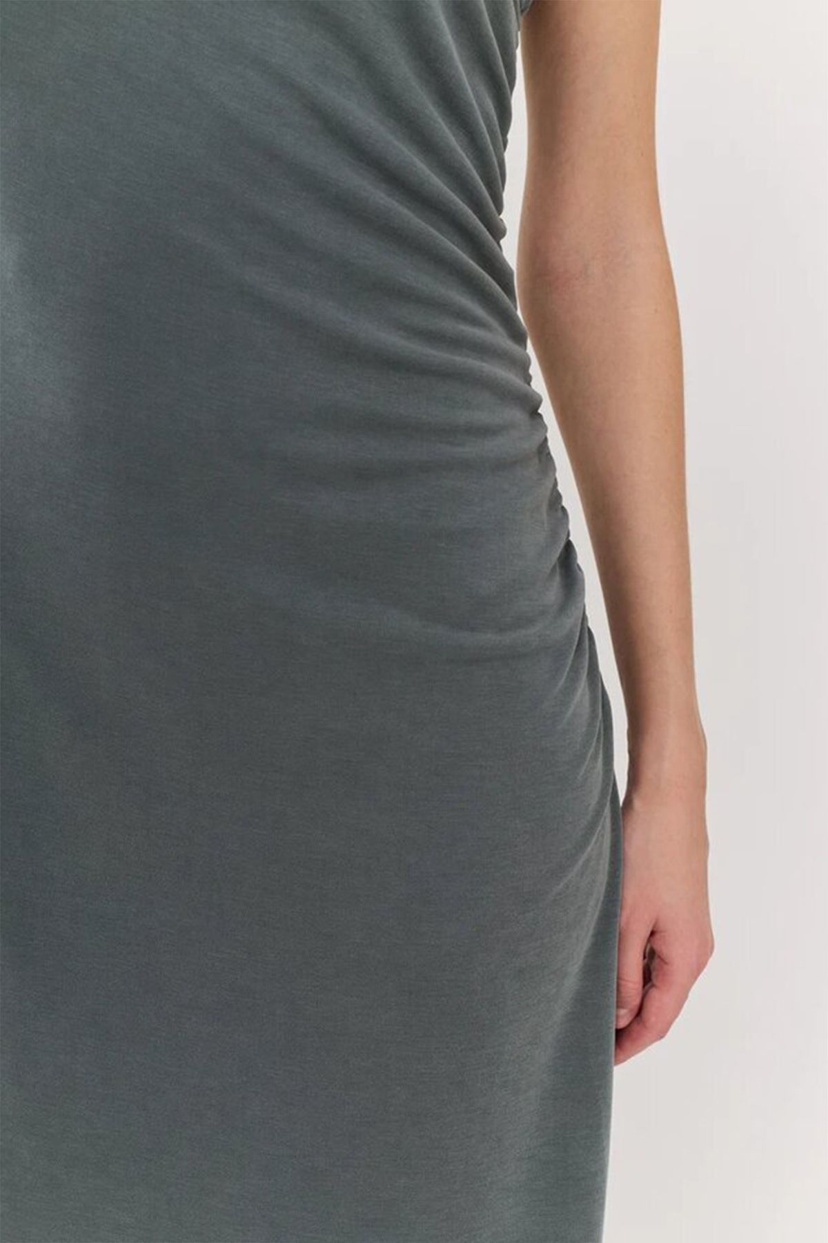 Элегантное платье на одно плечо с боковой шлицей в оливковом цвете 53868/57, 48р