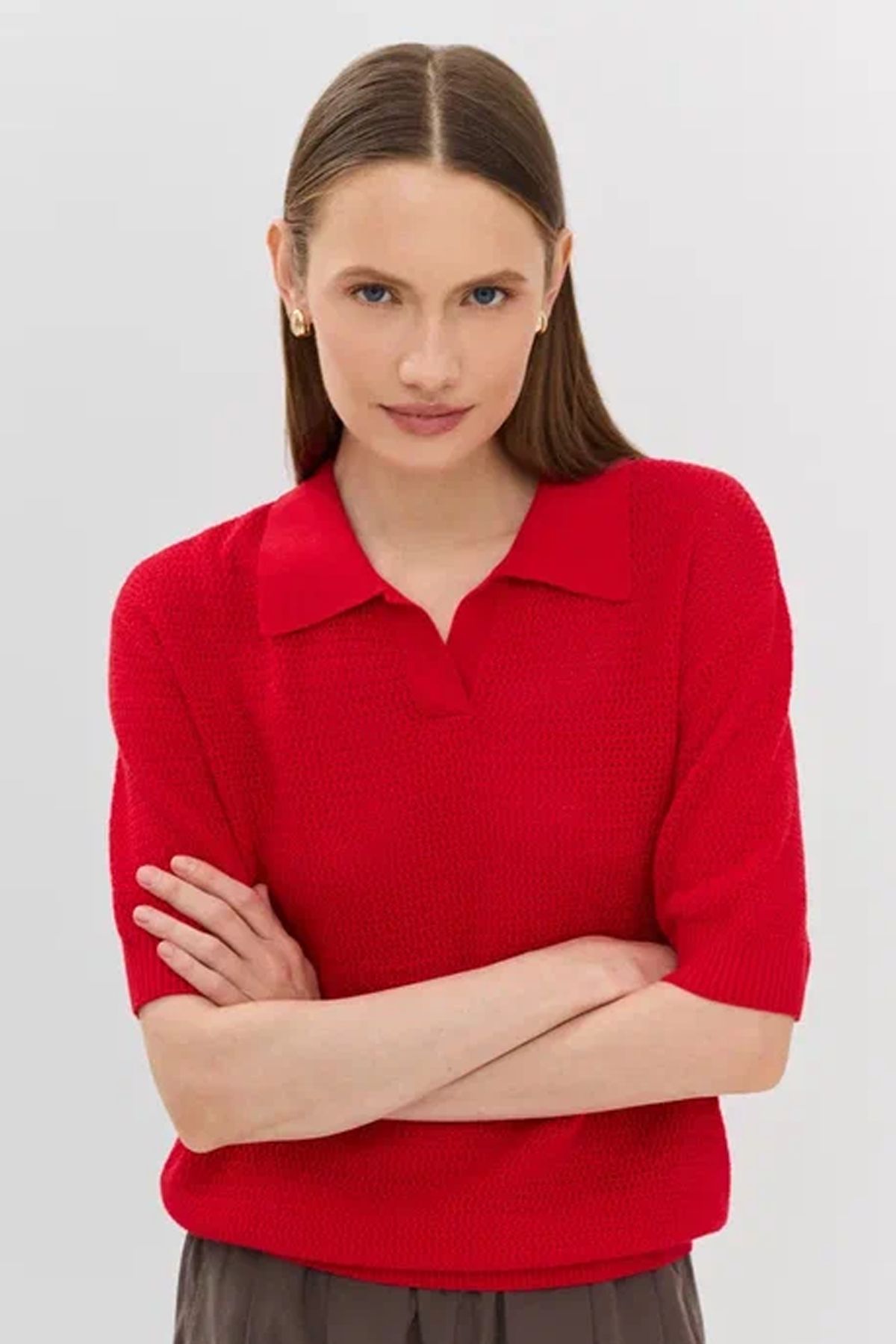 Вязаное фактурное поло из вискозы и хлопка в красном цвете, 50р