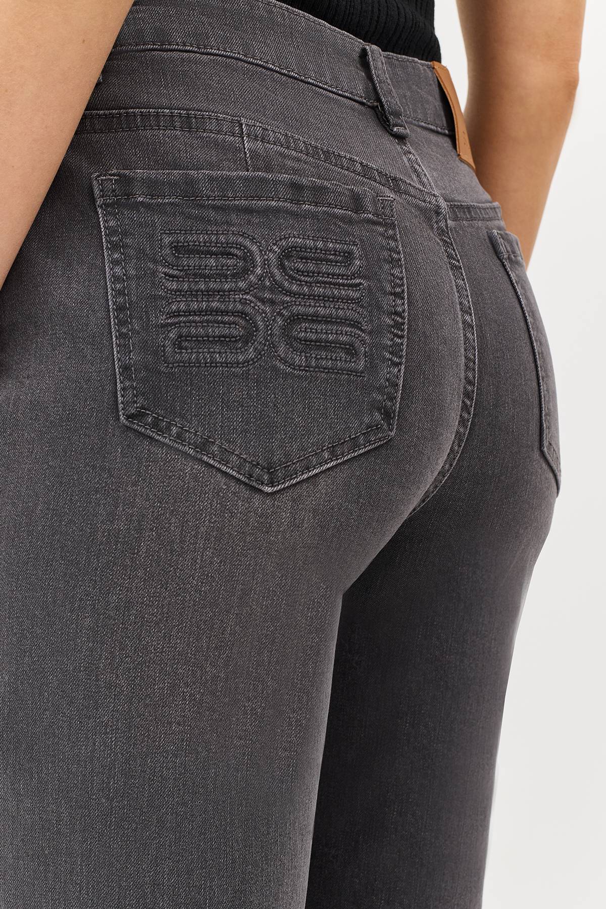 Графитовые джинсы с деликатной варкой, 36