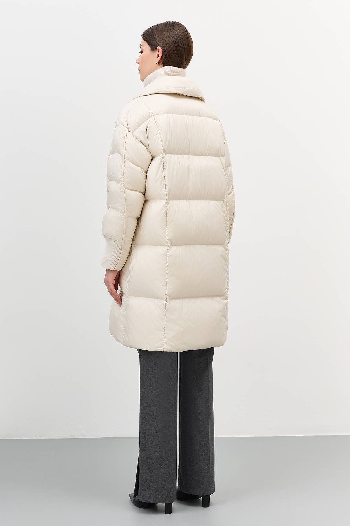 Лимитированная серия белый пуховик на запах с трикотажной манишкой и палантин, 44